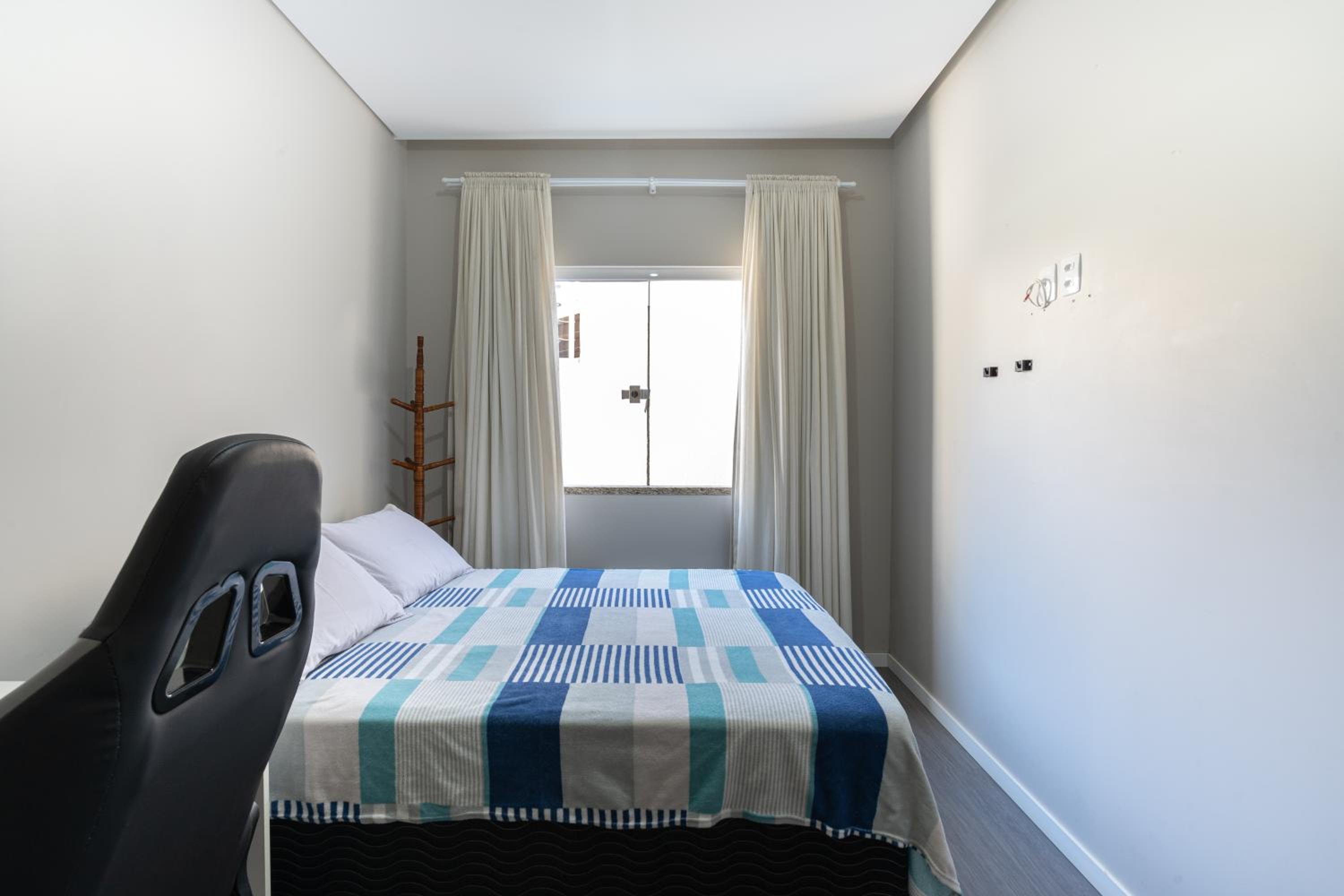 CASA em Bal Picarras 400m PRAIA, 1 suíte, 2 quartos, PISCINA, CHURRASQUEIRA 2 vagas privativas de garagem, TODOS os quartos e sala de estar CLIMATIZADOS, c