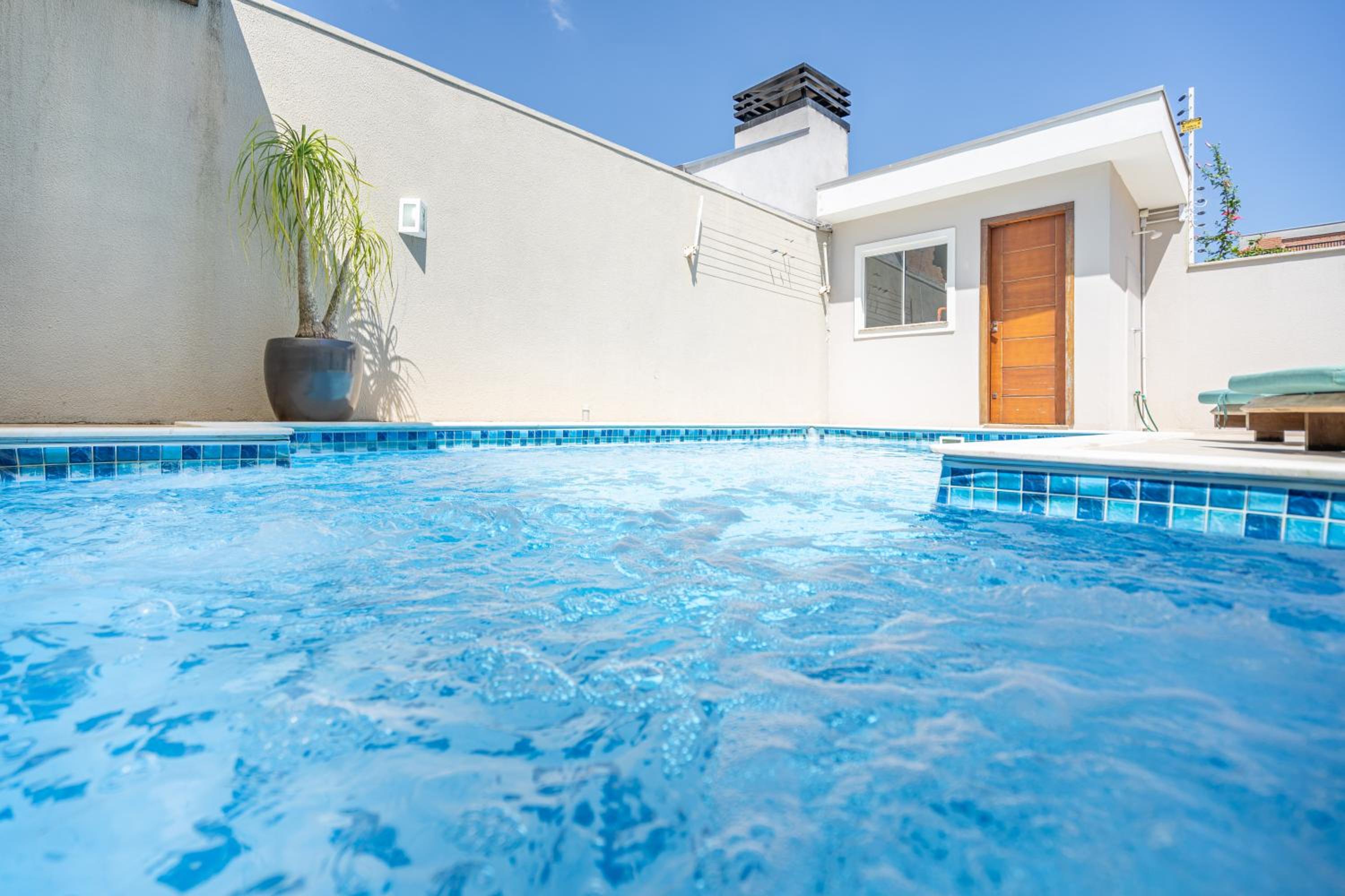 CASA em Bal Picarras 400m PRAIA, 1 suíte, 2 quartos, PISCINA, CHURRASQUEIRA 2 vagas privativas de garagem, TODOS os quartos e sala de estar CLIMATIZADOS, c