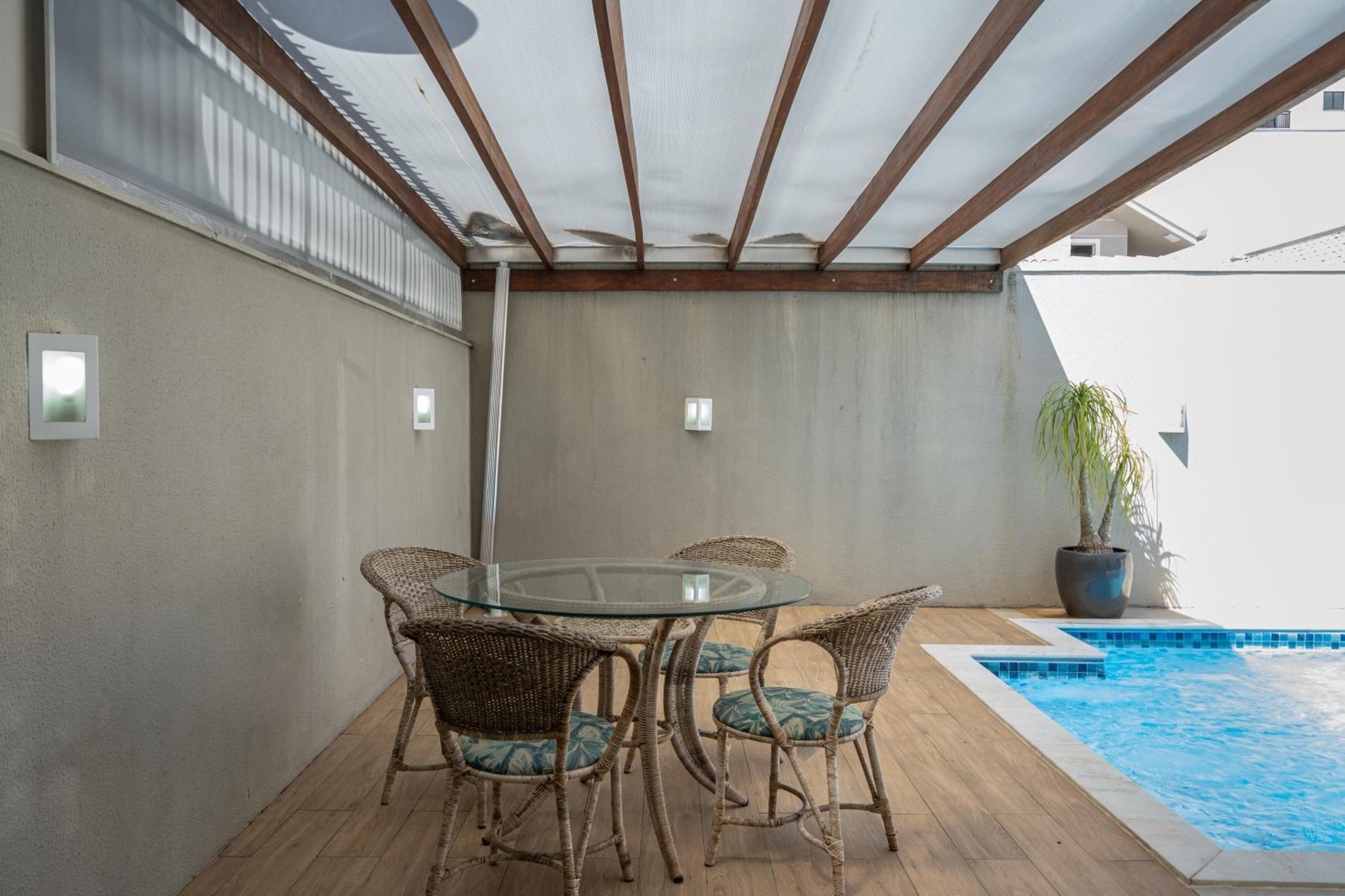 CASA em Bal Picarras 400m PRAIA, 1 suíte, 2 quartos, PISCINA, CHURRASQUEIRA 2 vagas privativas de garagem, TODOS os quartos e sala de estar CLIMATIZADOS, c