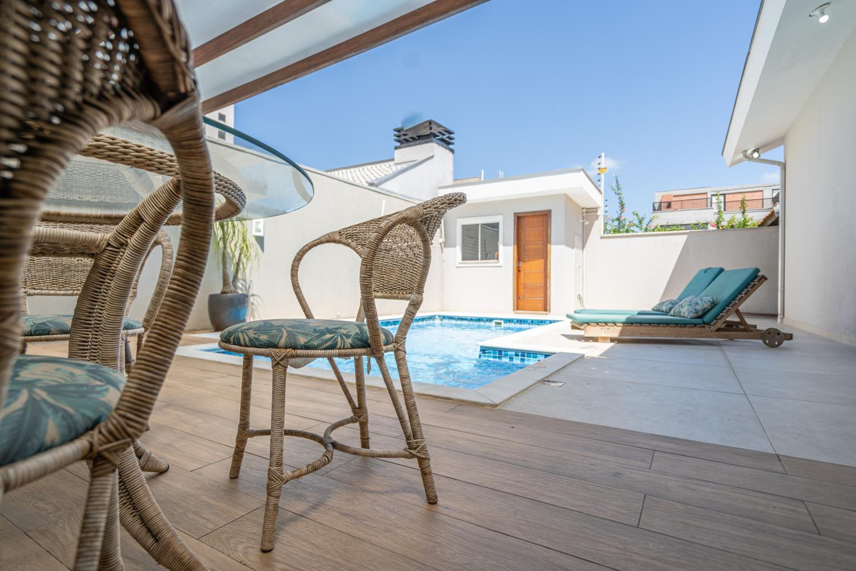 CASA em Bal Picarras 400m PRAIA, 1 suíte, 2 quartos, PISCINA, CHURRASQUEIRA 2 vagas privativas de garagem, TODOS os quartos e sala de estar CLIMATIZADOS, c