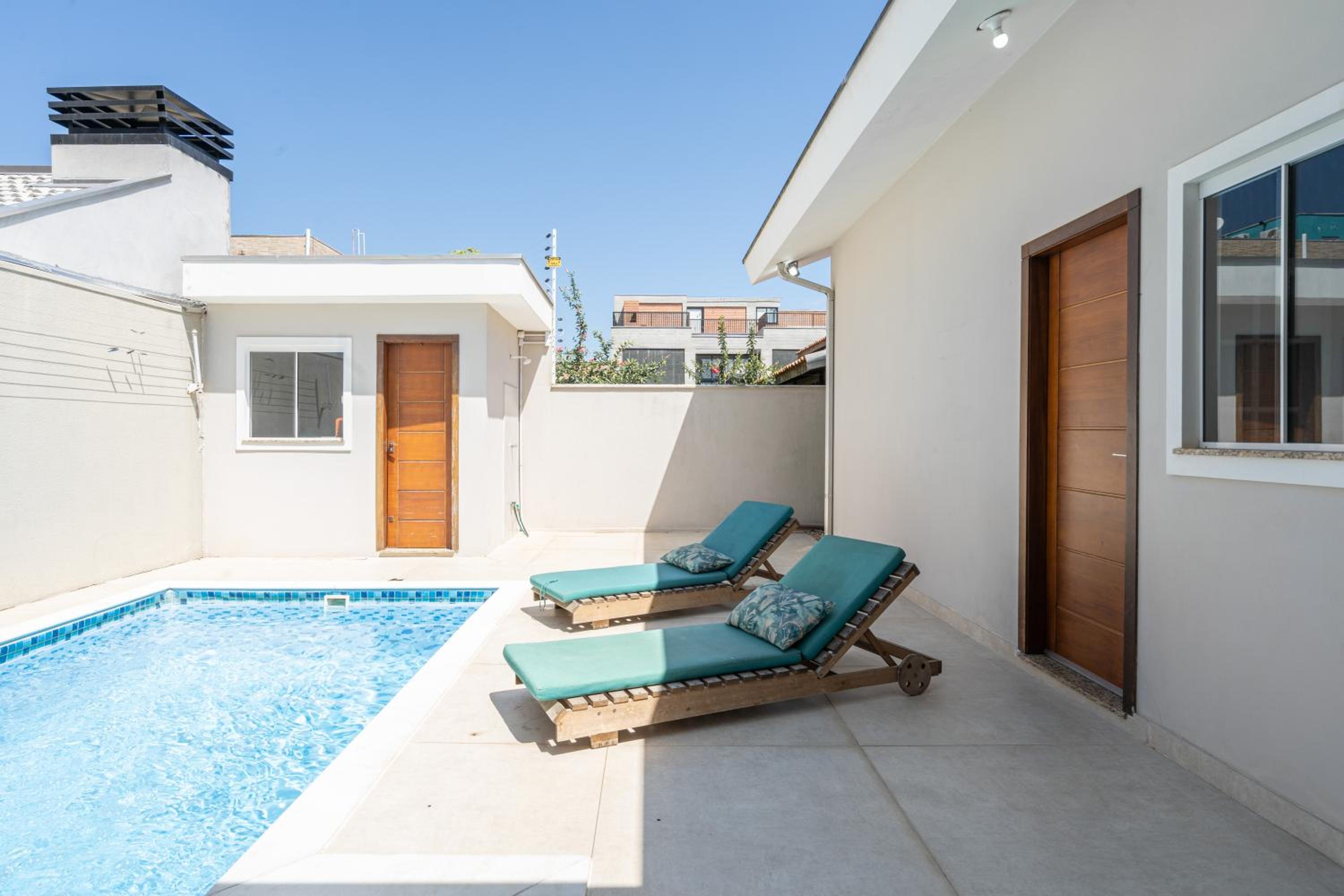 CASA em Bal Picarras 400m PRAIA, 1 suíte, 2 quartos, PISCINA, CHURRASQUEIRA 2 vagas privativas de garagem, TODOS os quartos e sala de estar CLIMATIZADOS, c