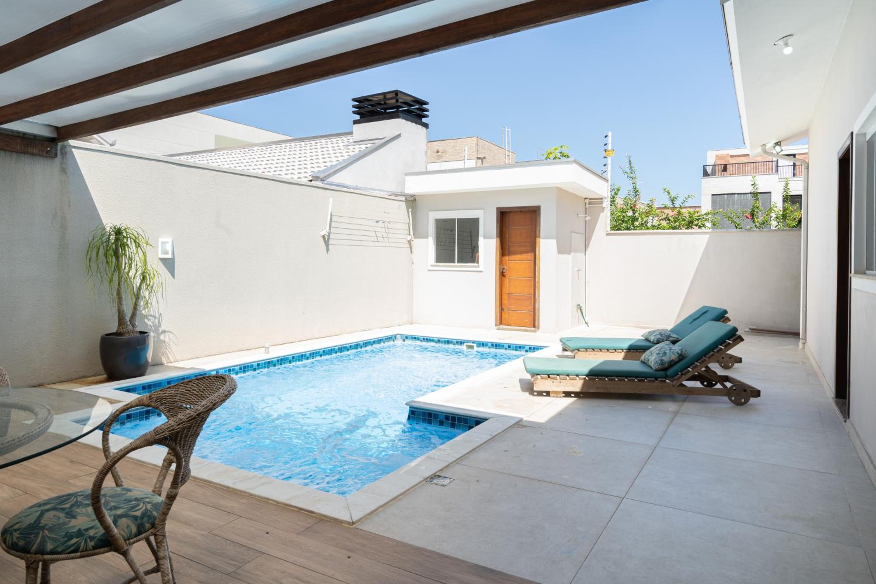 CASA em Bal Picarras 400m PRAIA, 1 suíte, 2 quartos, PISCINA, CHURRASQUEIRA 2 vagas privativas de garagem, TODOS os quartos e sala de estar CLIMATIZADOS, c