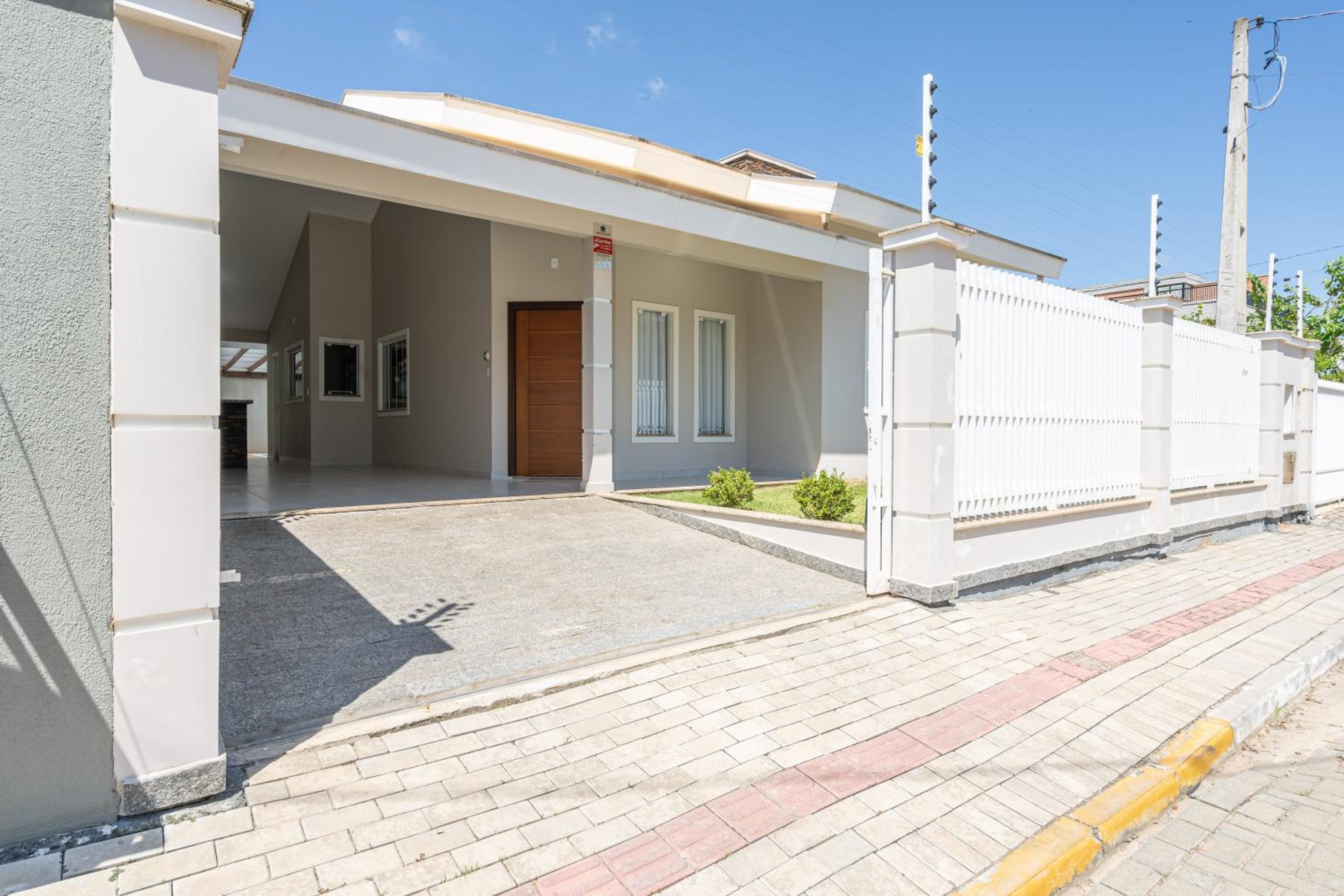 CASA em Bal Picarras 400m PRAIA, 1 suíte, 2 quartos, PISCINA, CHURRASQUEIRA 2 vagas privativas de garagem, TODOS os quartos e sala de estar CLIMATIZADOS, c