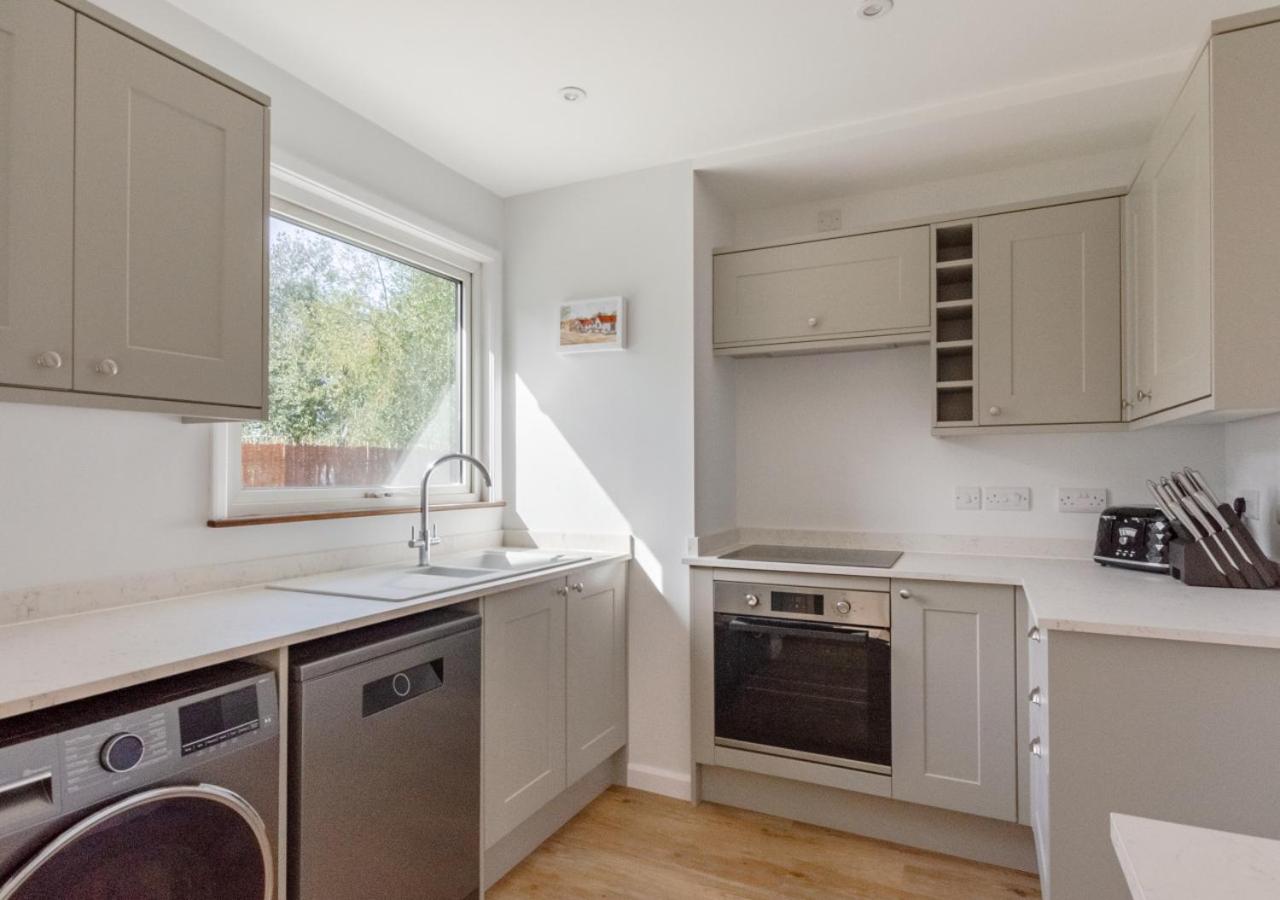3 Bed in Acton oc-c28929 view 2