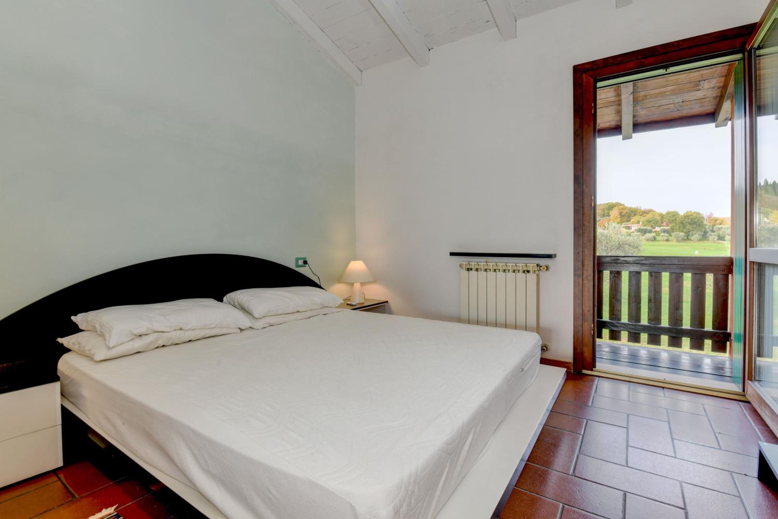 HOST4U - GARDA GOLF RESIDENCE APARTMENT with Pool and Private Parking view 4