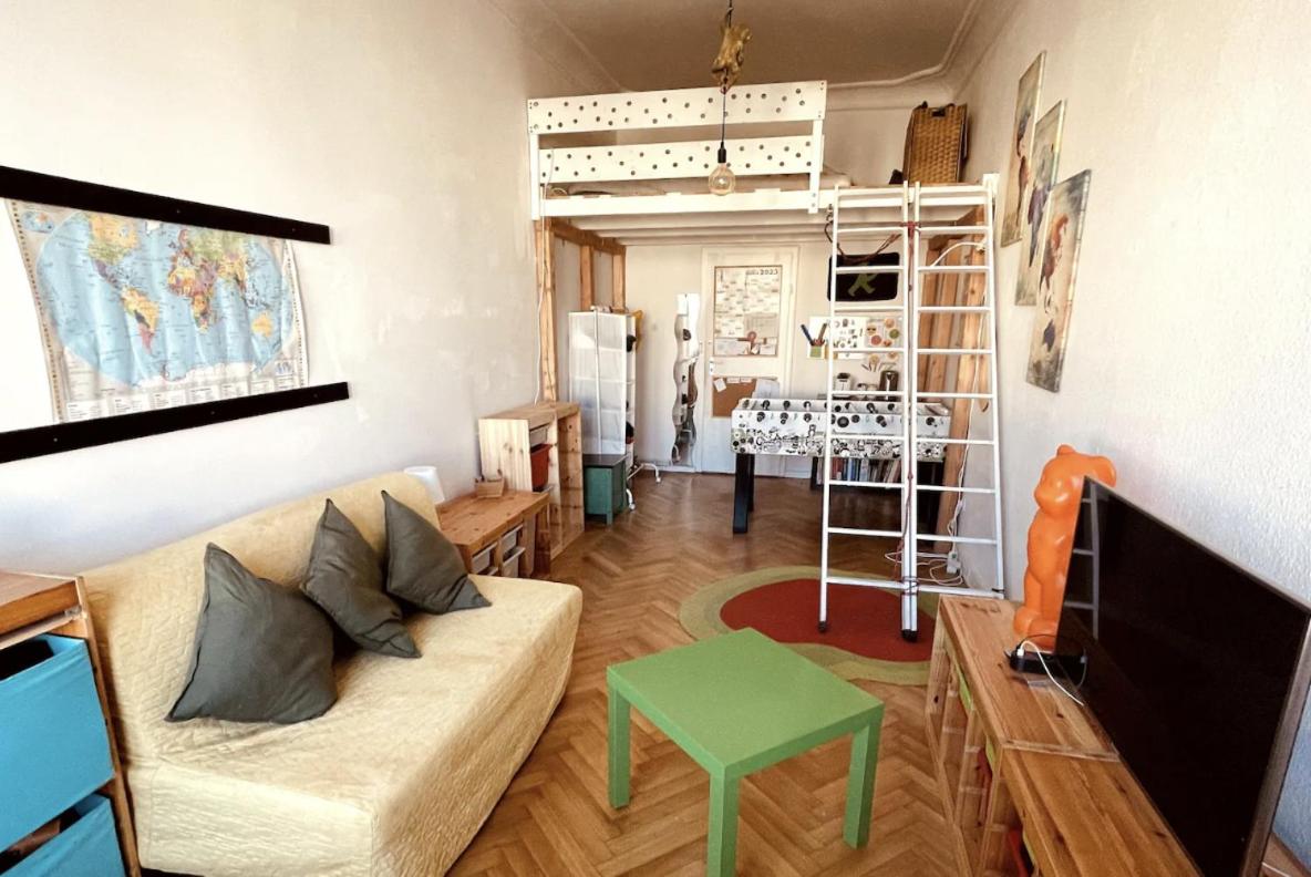 Bright 20sqm Room with Bay Window near Schönhauser Allee