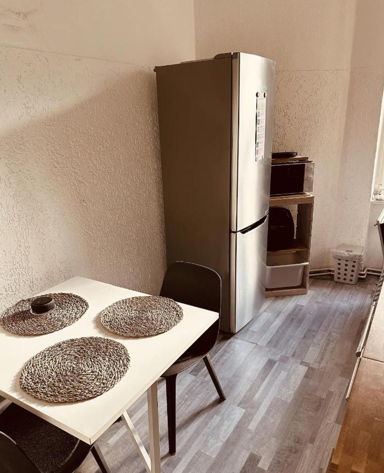 Bright 20sqm Room with Bay Window near Schönhauser Allee