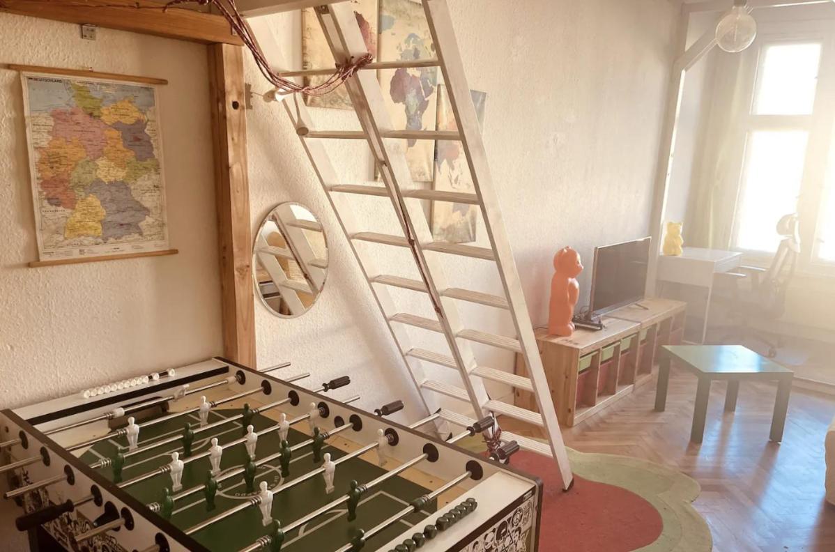 Bright 20sqm Room with Bay Window near Schönhauser Allee