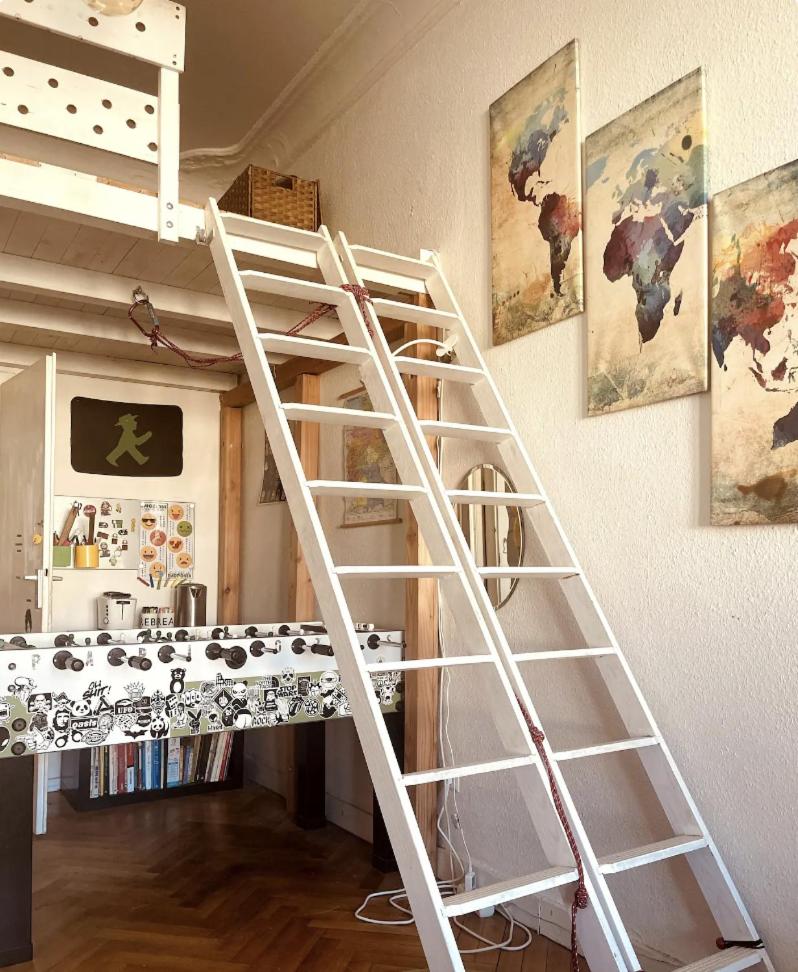 Bright 20sqm Room with Bay Window near Schönhauser Allee