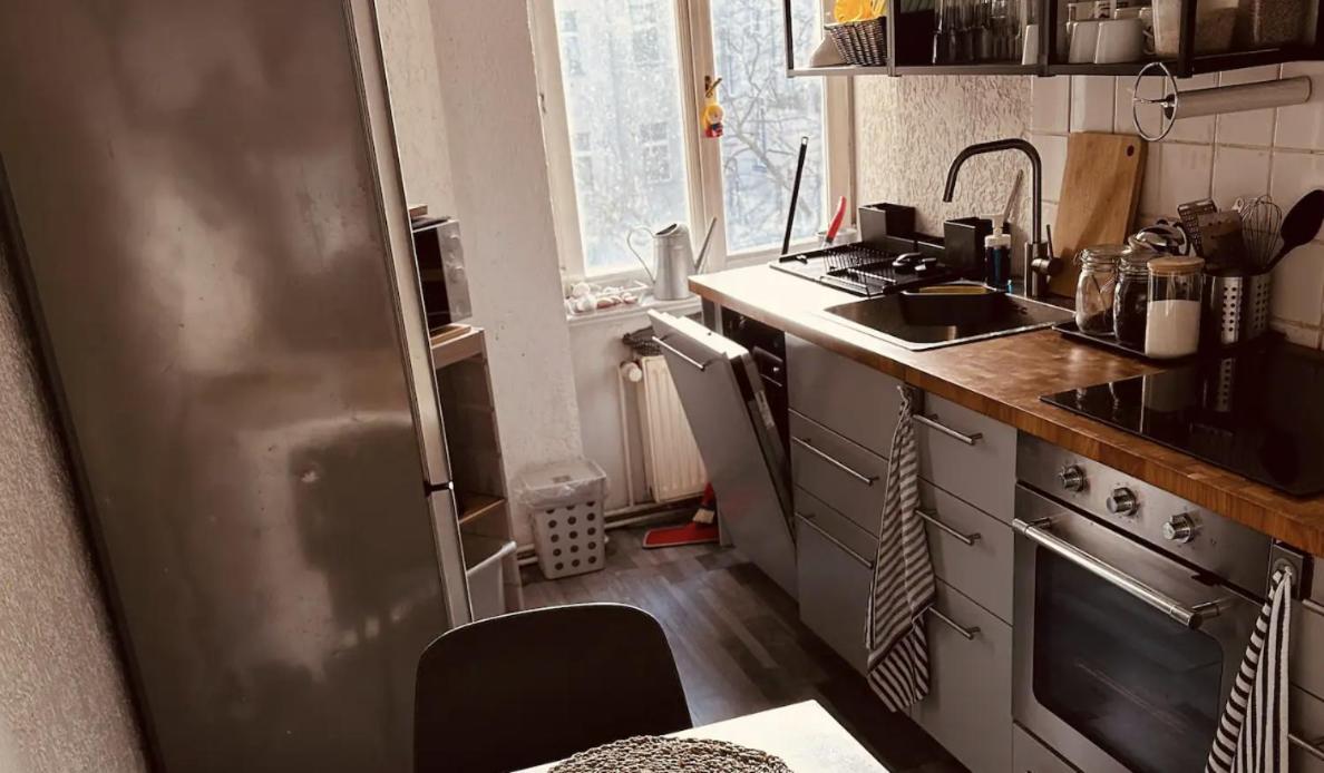 Bright 20sqm Room with Bay Window near Schönhauser Allee