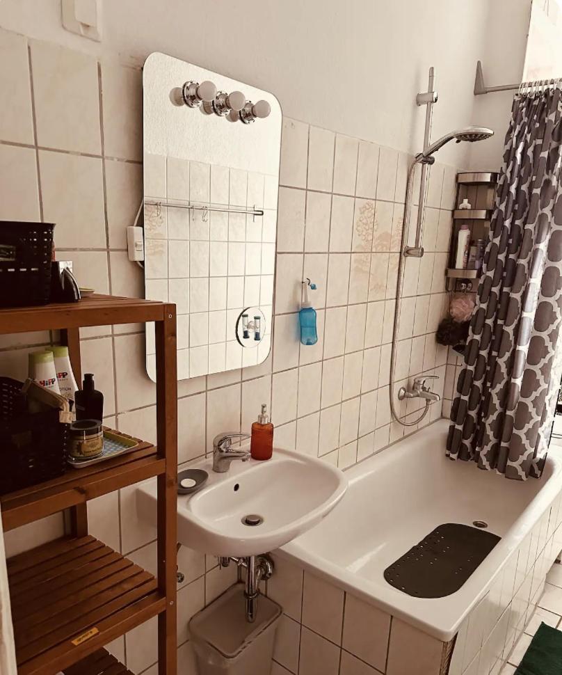Bright 20sqm Room with Bay Window near Schönhauser Allee