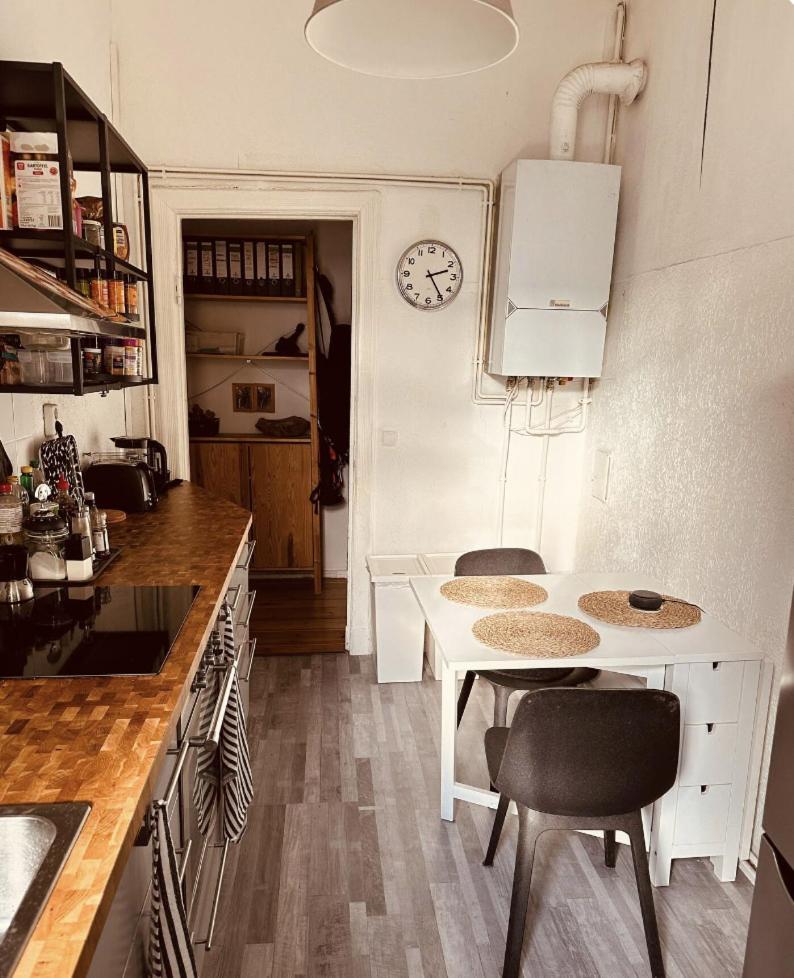 Bright 20sqm Room with Bay Window near Schönhauser Allee