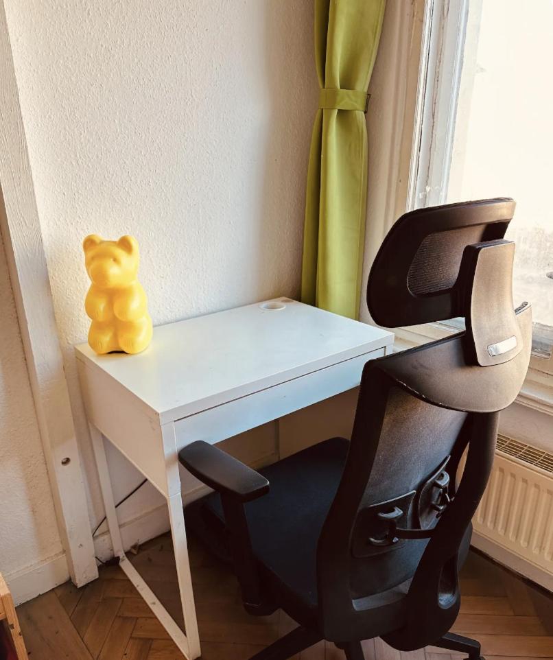 Bright 20sqm Room with Bay Window near Schönhauser Allee