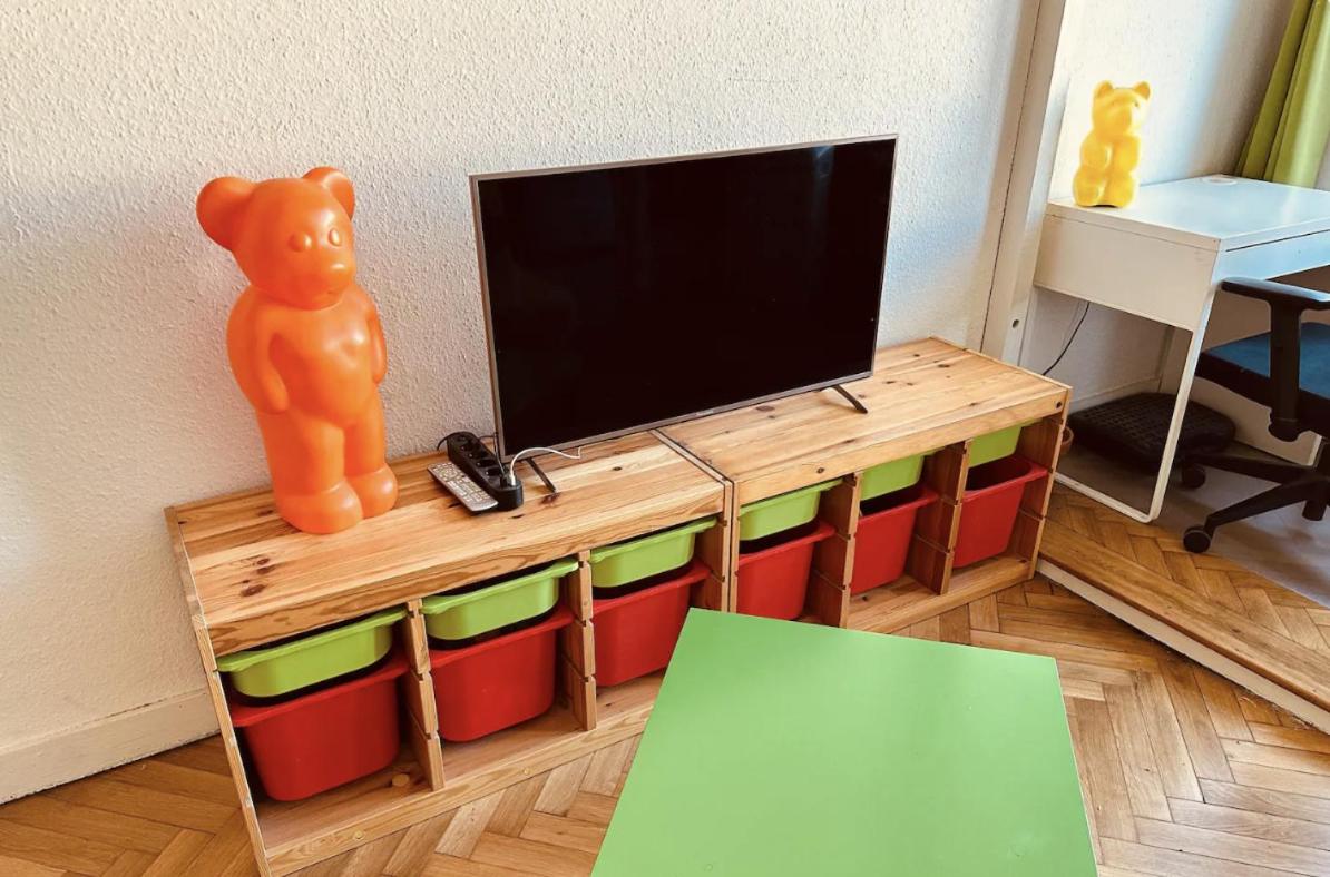 Bright 20sqm Room with Bay Window near Schönhauser Allee