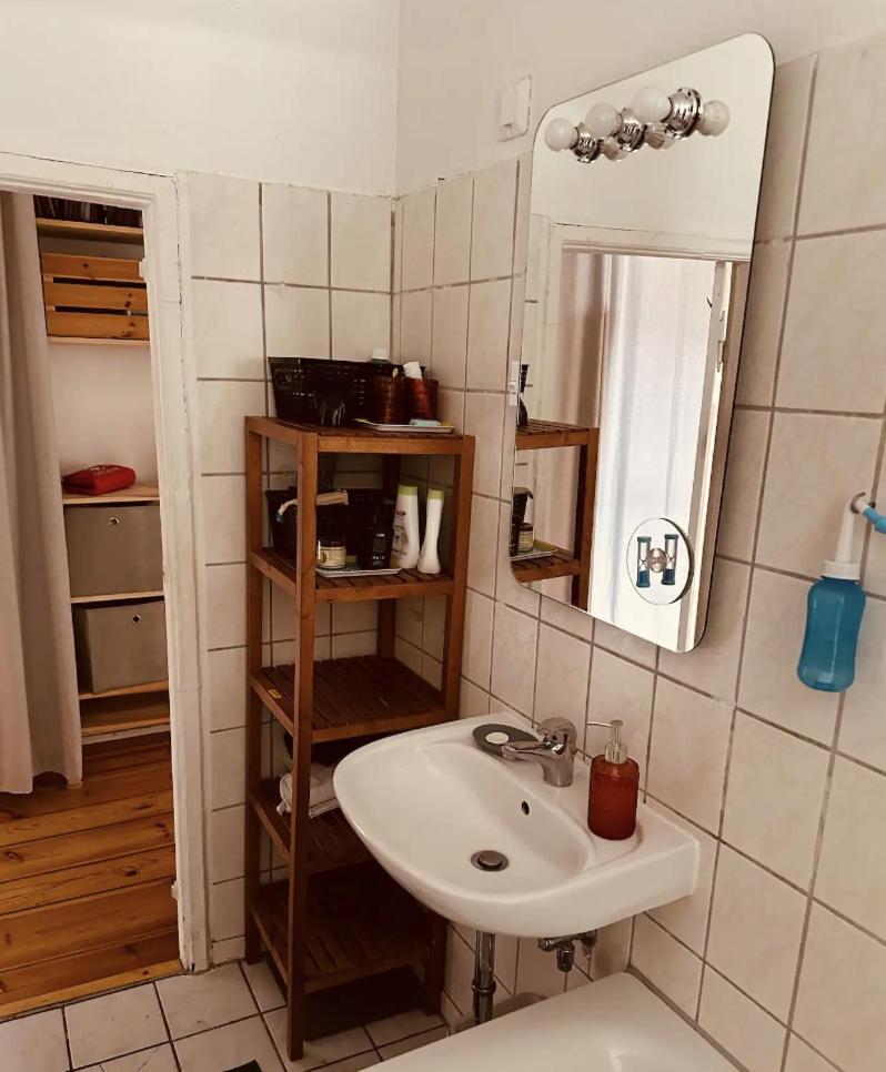 Bright 20sqm Room with Bay Window near Schönhauser Allee