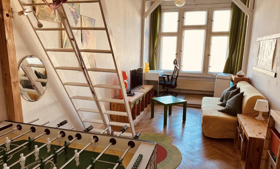 Bright 20sqm Room with Bay Window near Schönhauser Allee