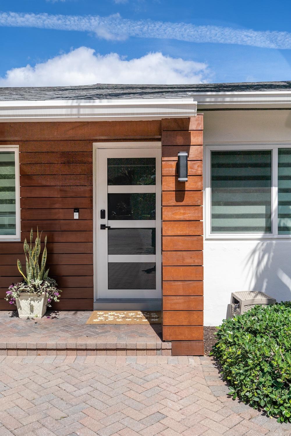 Delray Oasis: Pool, Gazebo & Beach Access view 3