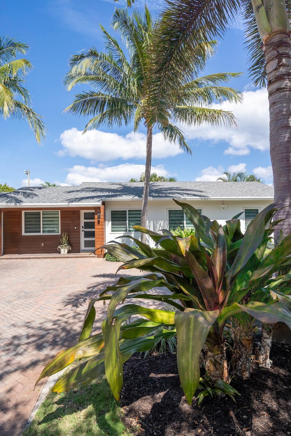 Delray Oasis: Pool, Gazebo & Beach Access view 4