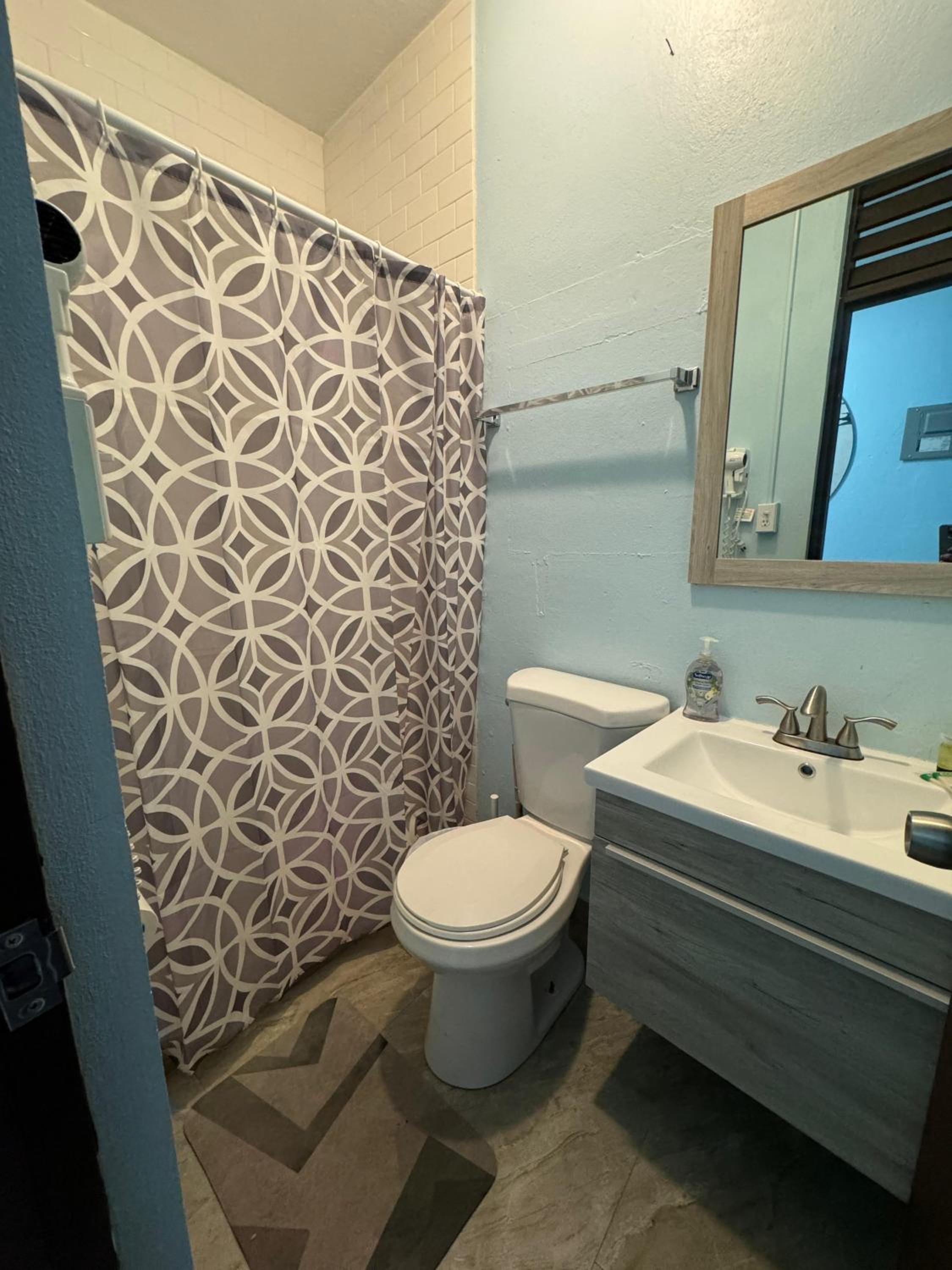 Studio with private entrance and bath sleeps up to 6, Unit 1 view 4