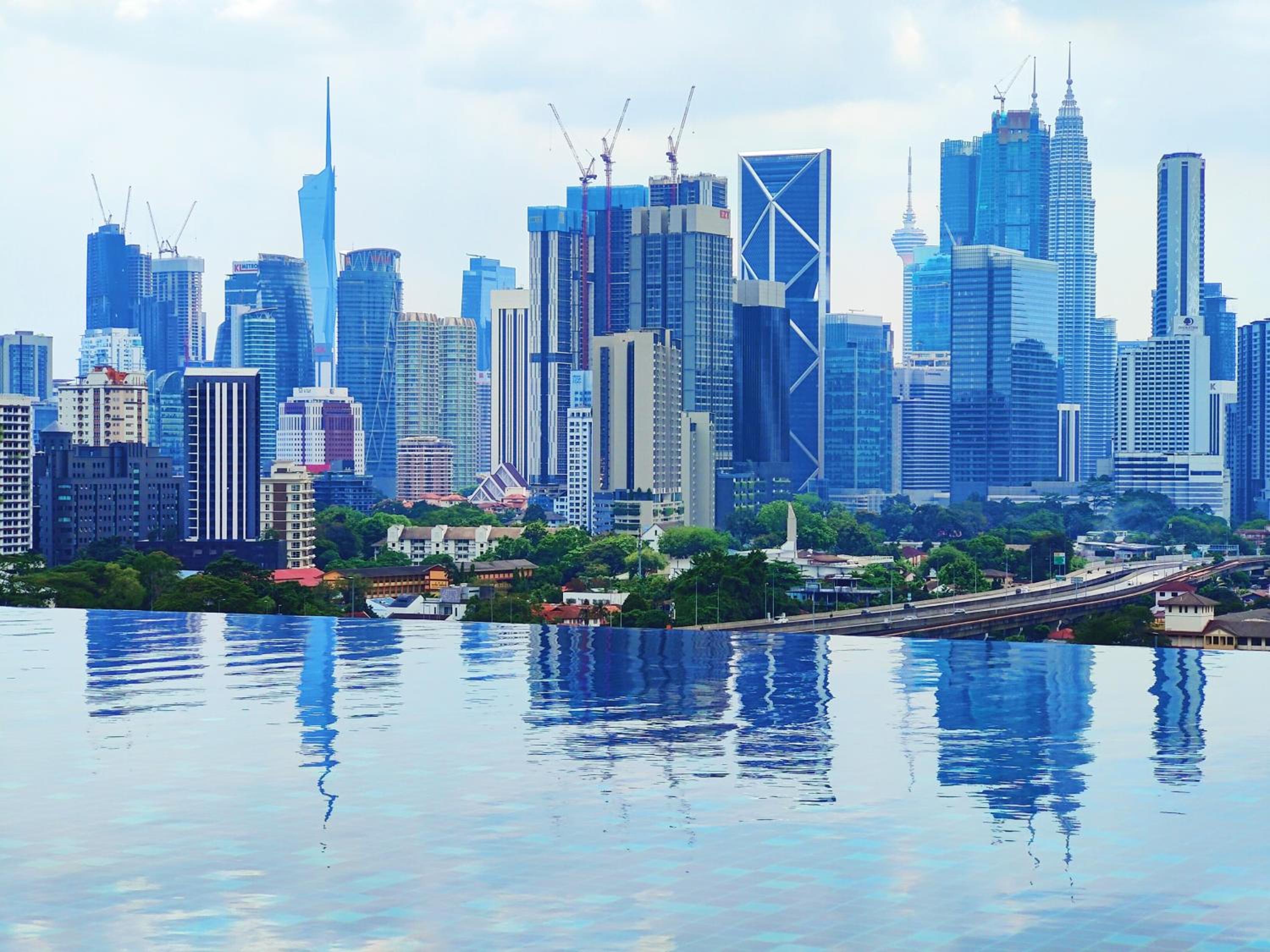 Central KL City Condo with Balcony Infinity Pool & LRT MRT & KLCC Mall Access