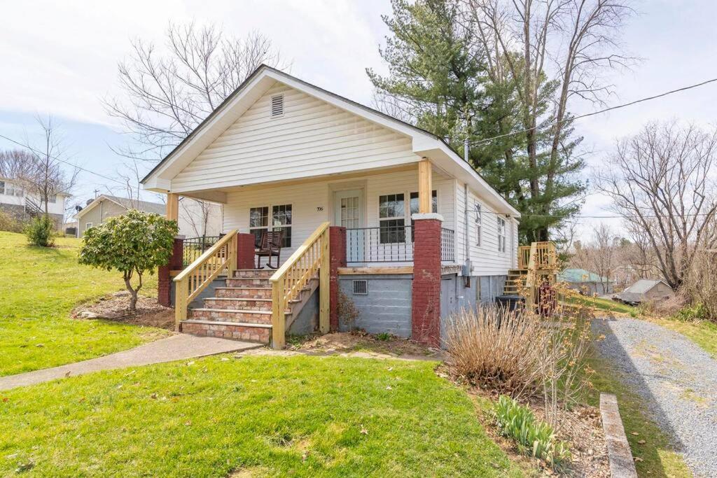 Remodeled 1920s Charmer Near ETSU JCMC & Downtown - Single Family Home view 2