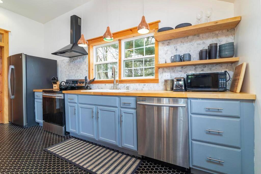Remodeled 1920s Charmer Near ETSU JCMC & Downtown - Single Family Home view 5
