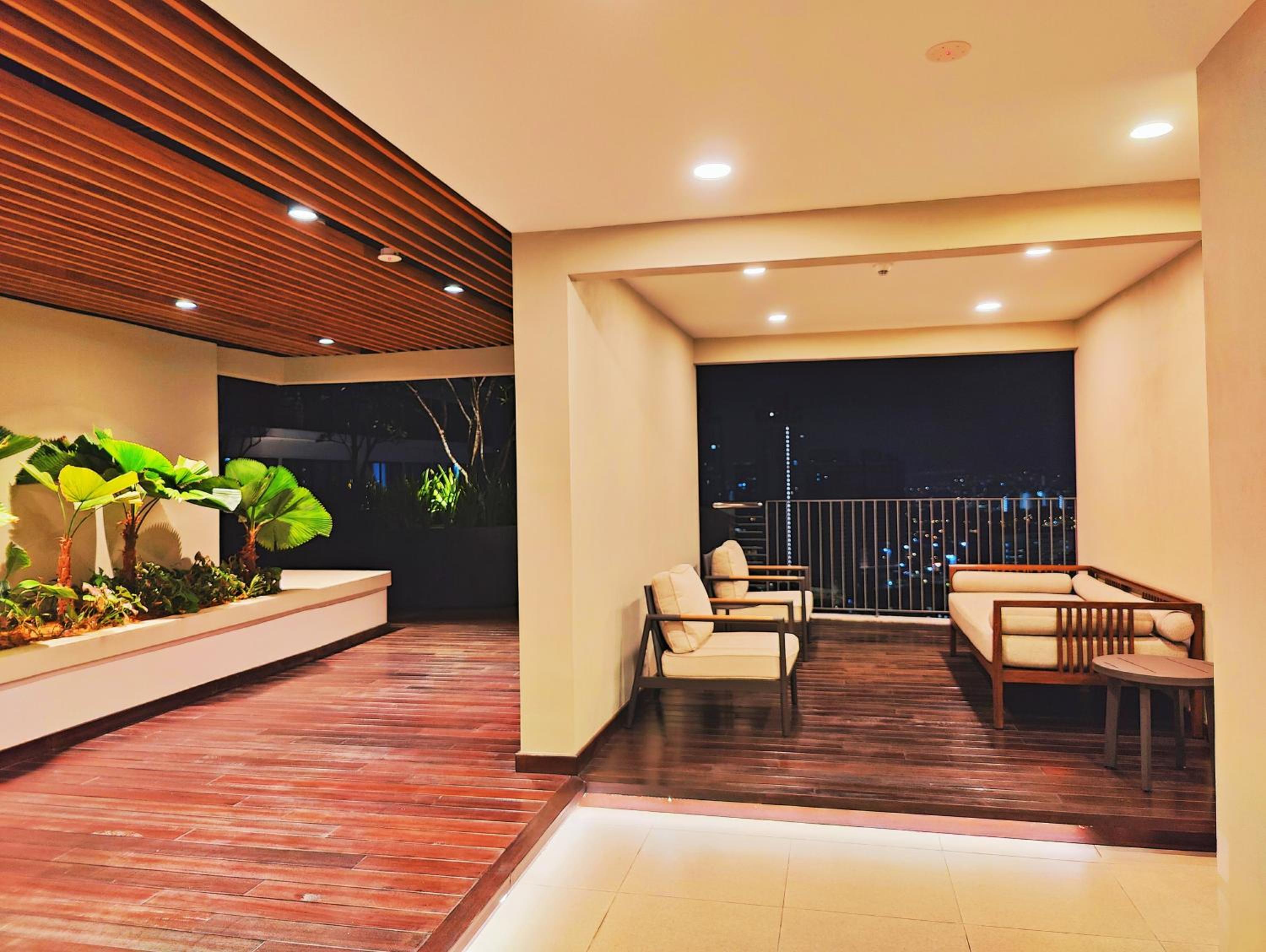 Central KL City Condo with Balcony Infinity Pool & LRT MRT & KLCC Mall Access