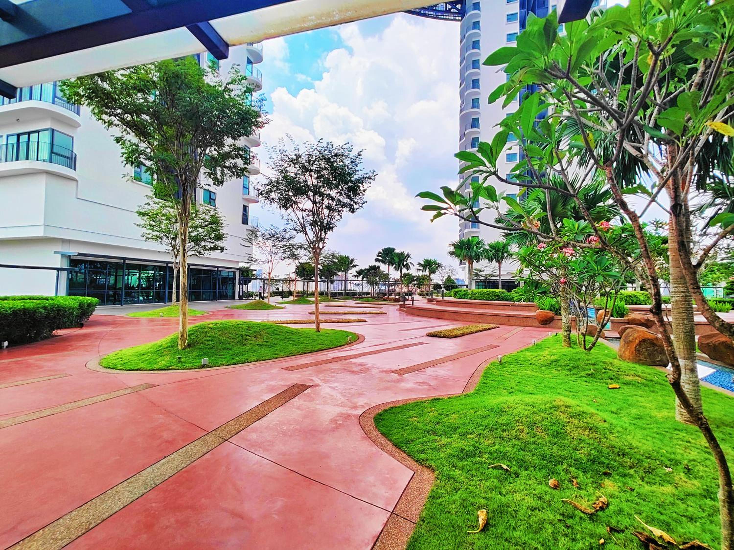 Central KL City Condo with Balcony Infinity Pool & LRT MRT & KLCC Mall Access