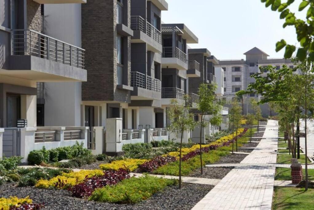 Ultra modern townhouse near to airport & shopping