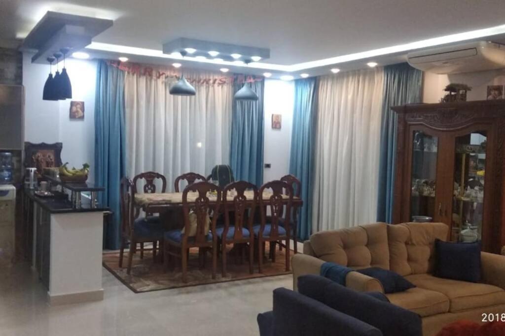 Ultra modern townhouse near to airport & shopping