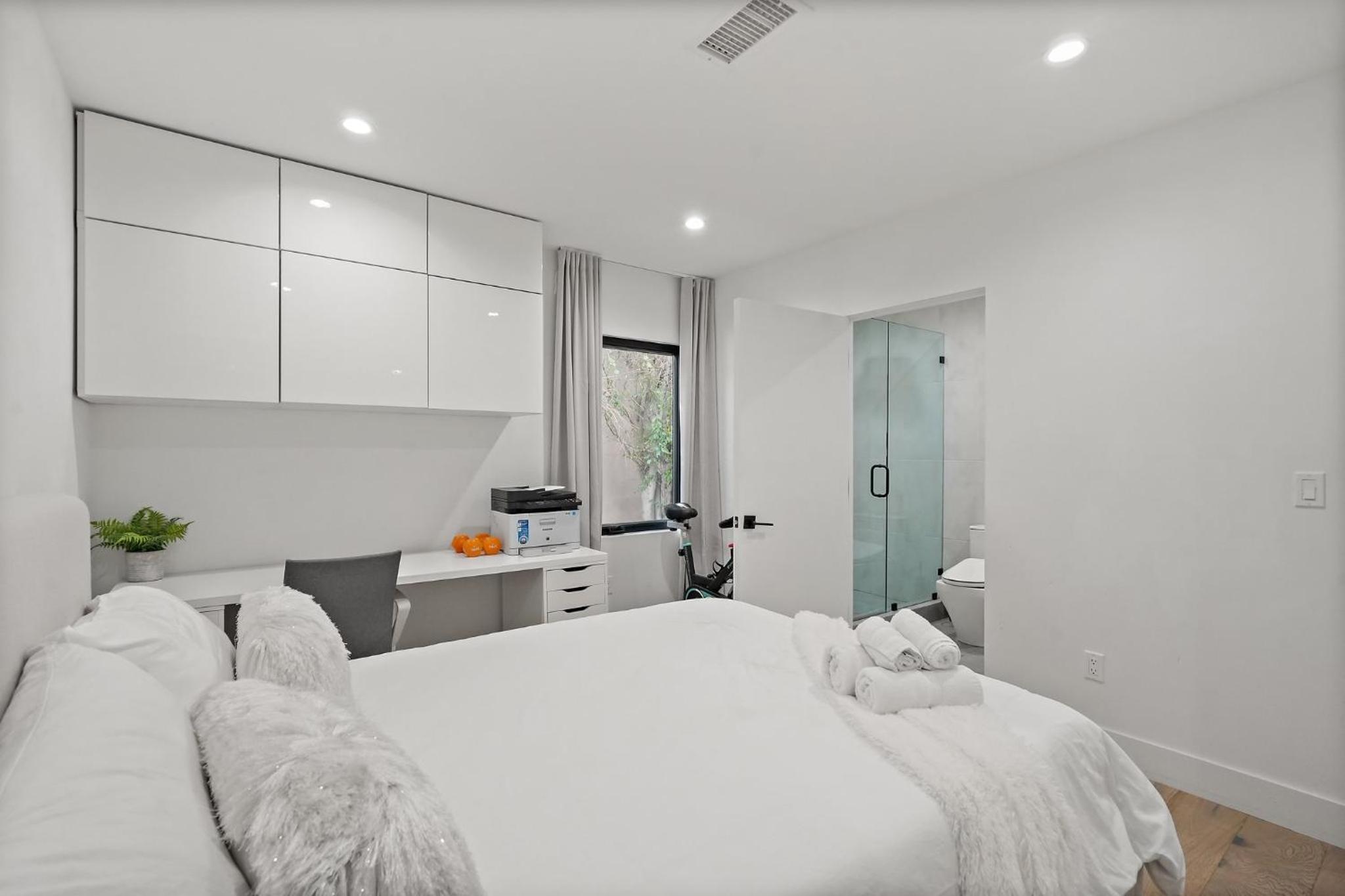 Modern Luxurious Dream Home Mar Vista, 4BDRMs, 4Baths, Kid & Pet Friendly, 10min to the beach!!