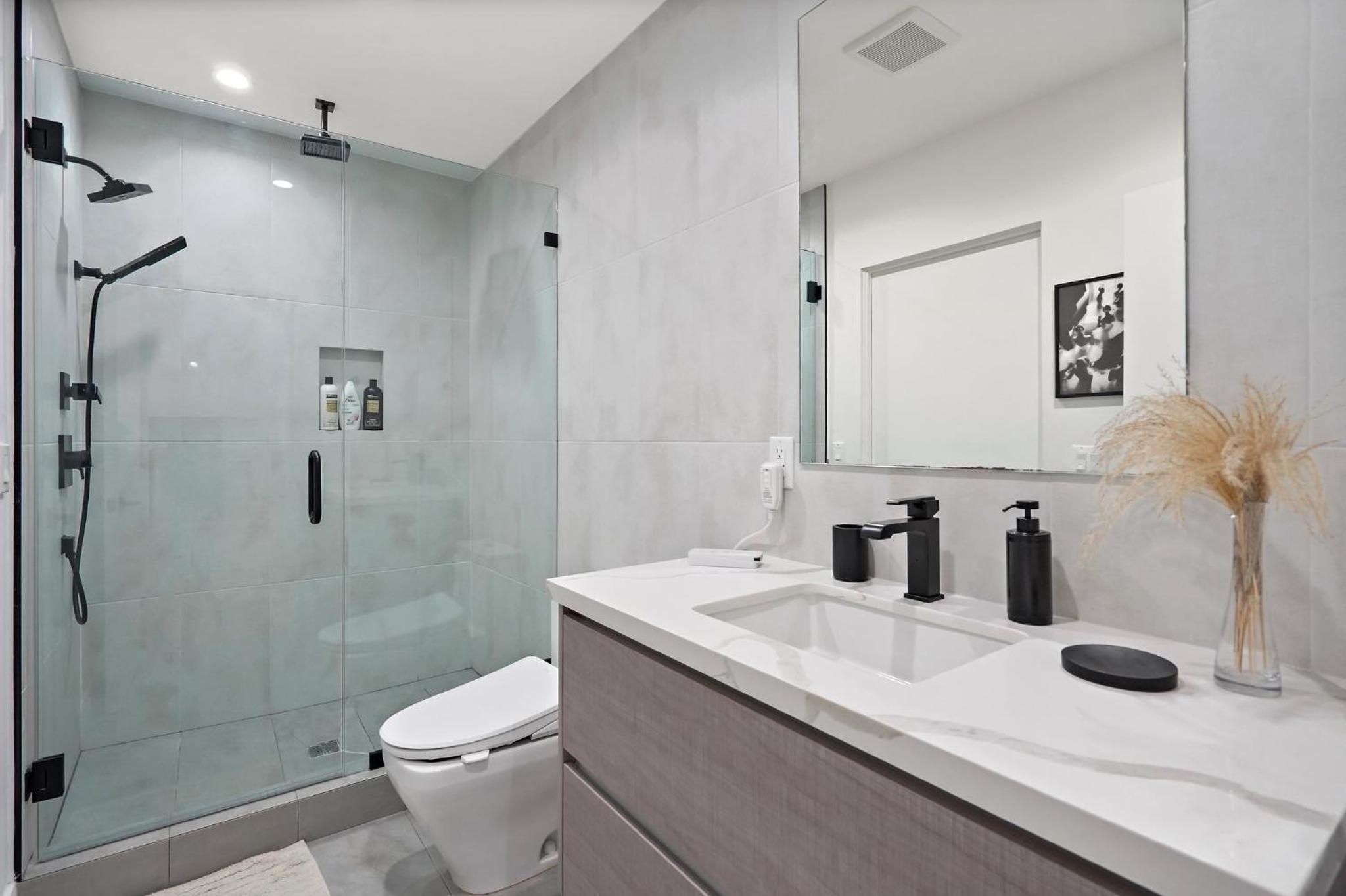Modern Luxurious Dream Home Mar Vista, 4BDRMs, 4Baths, Kid & Pet Friendly, 10min to the beach!!