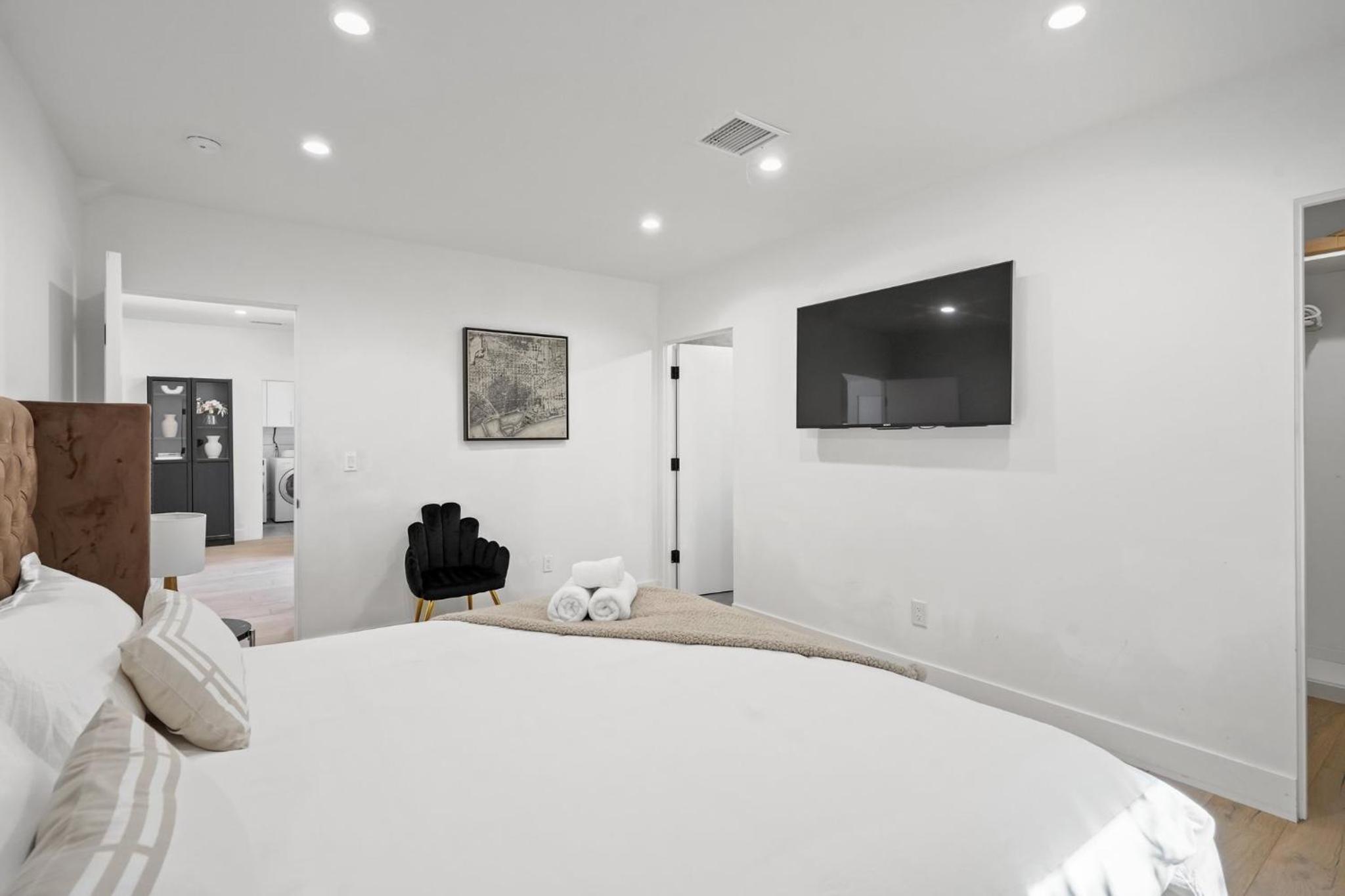 Modern Luxurious Dream Home Mar Vista, 4BDRMs, 4Baths, Kid & Pet Friendly, 10min to the beach!!