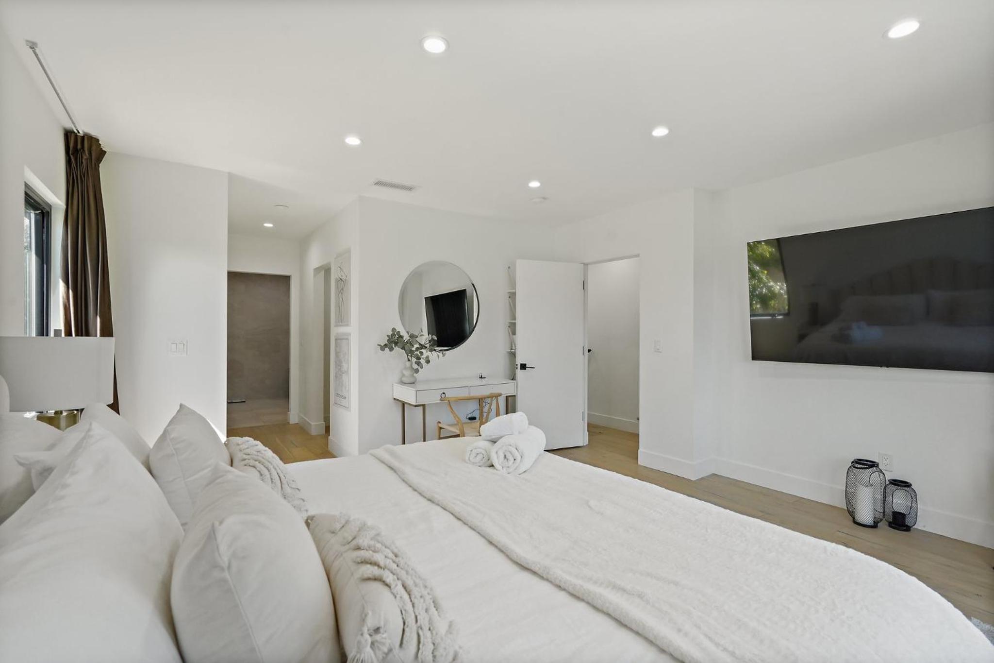 Modern Luxurious Dream Home Mar Vista, 4BDRMs, 4Baths, Kid & Pet Friendly, 10min to the beach!!