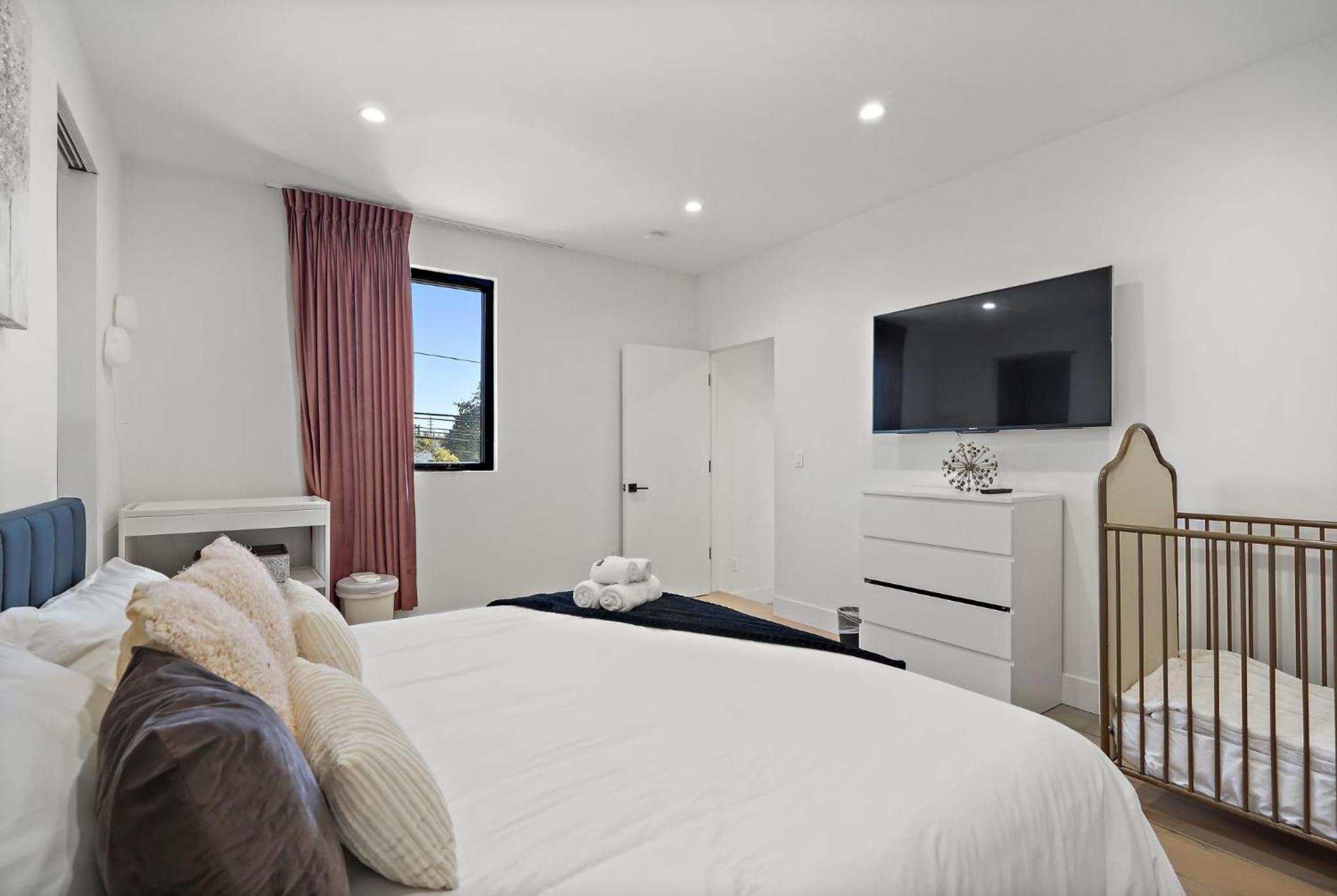 Modern Luxurious Dream Home Mar Vista, 4BDRMs, 4Baths, Kid & Pet Friendly, 10min to the beach!!