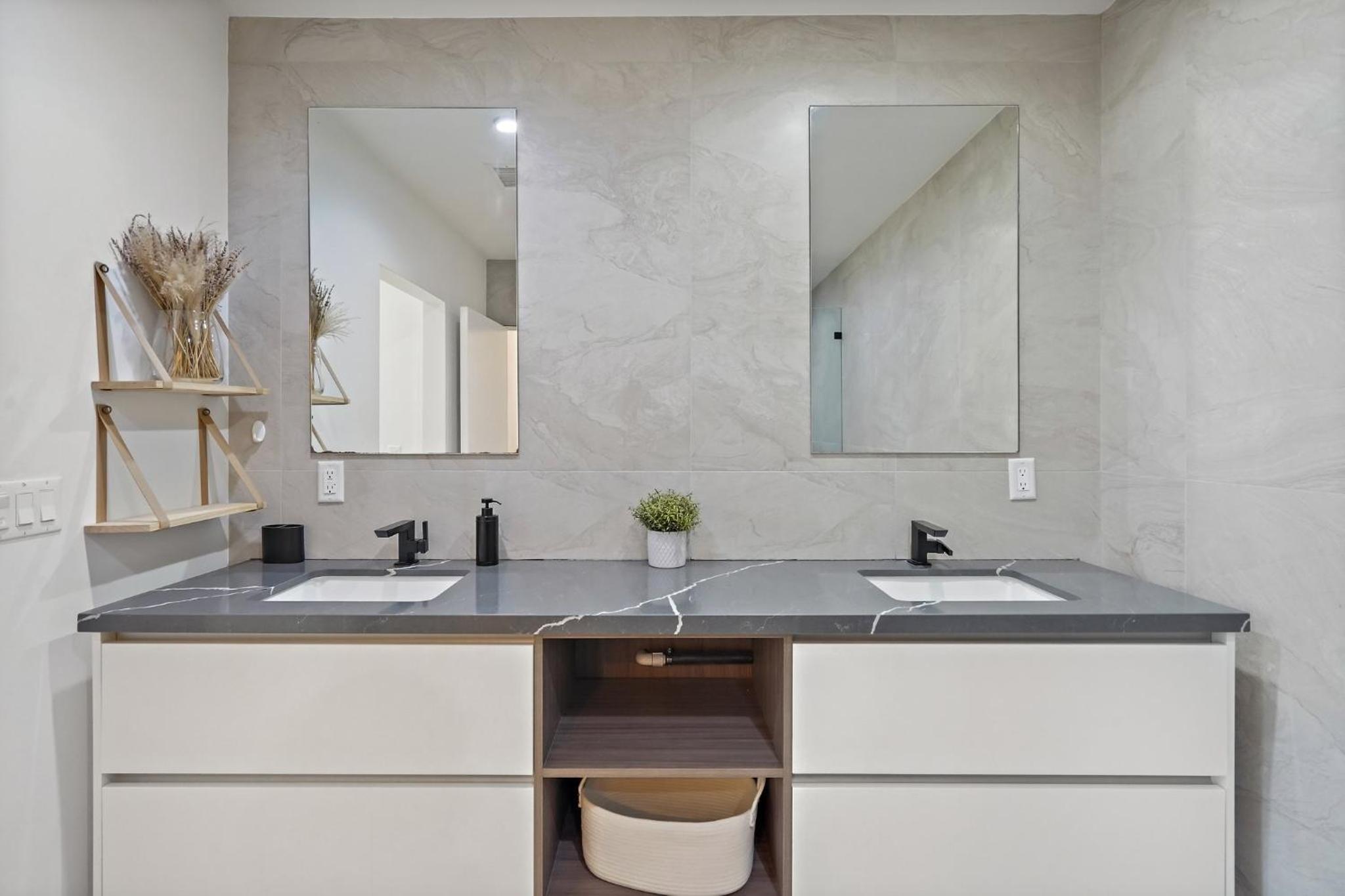 Modern Luxurious Dream Home Mar Vista, 4BDRMs, 4Baths, Kid & Pet Friendly, 10min to the beach!!