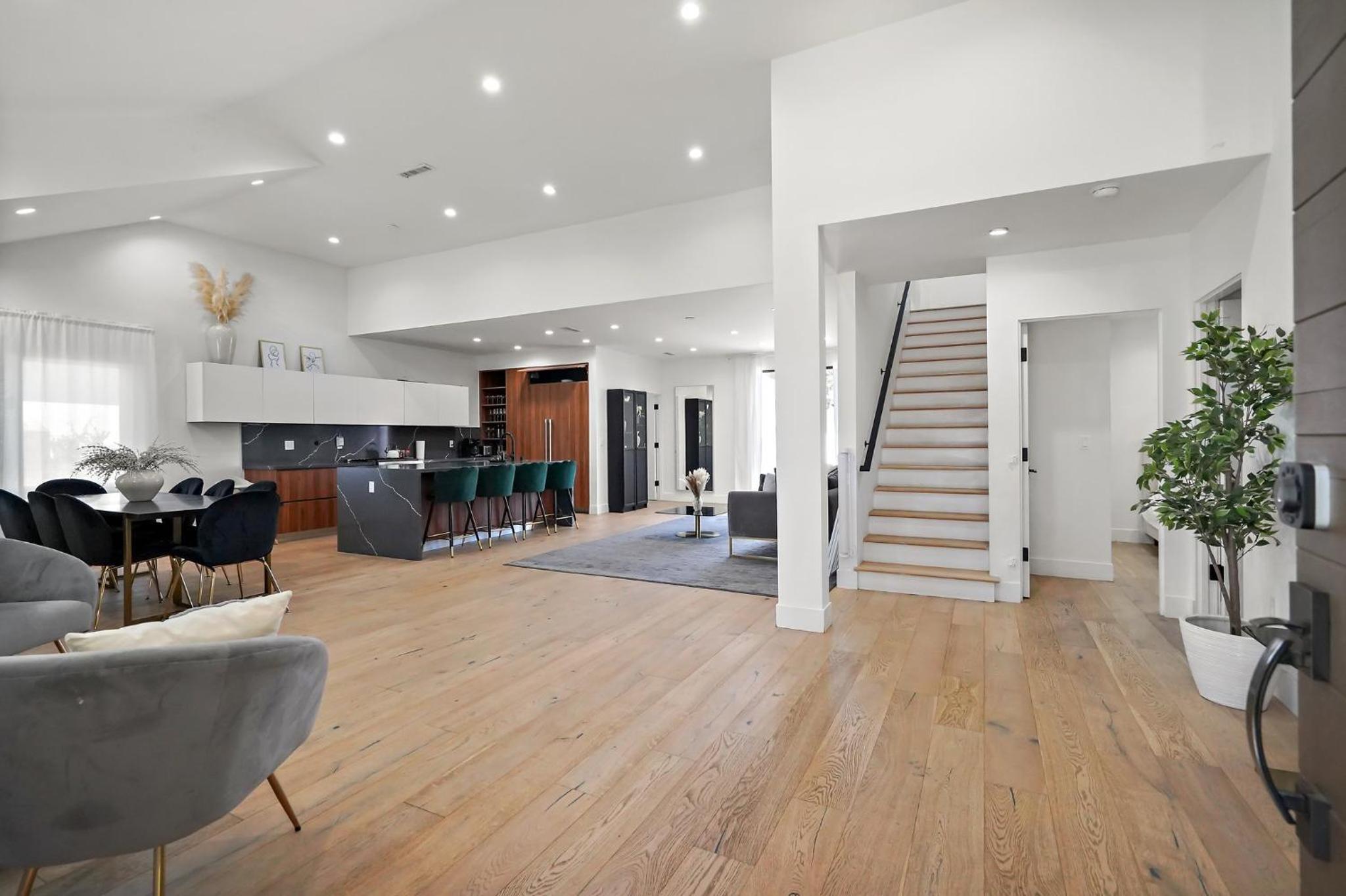 Modern Luxurious Dream Home Mar Vista, 4BDRMs, 4Baths, Kid & Pet Friendly, 10min to the beach!!
