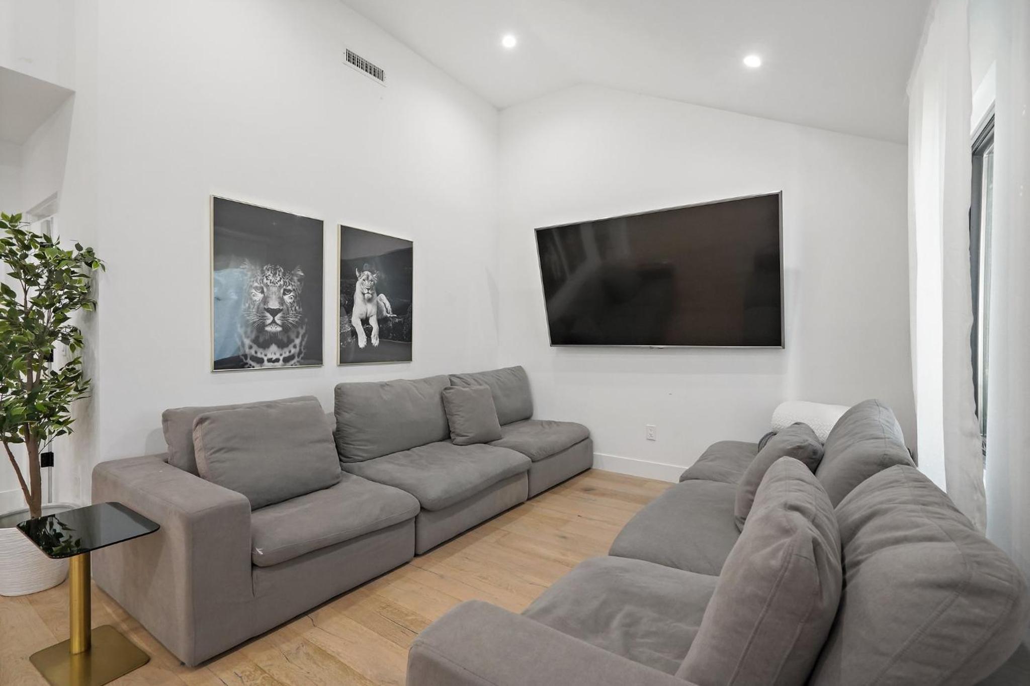 Modern Luxurious Dream Home Mar Vista, 4BDRMs, 4Baths, Kid & Pet Friendly, 10min to the beach!!