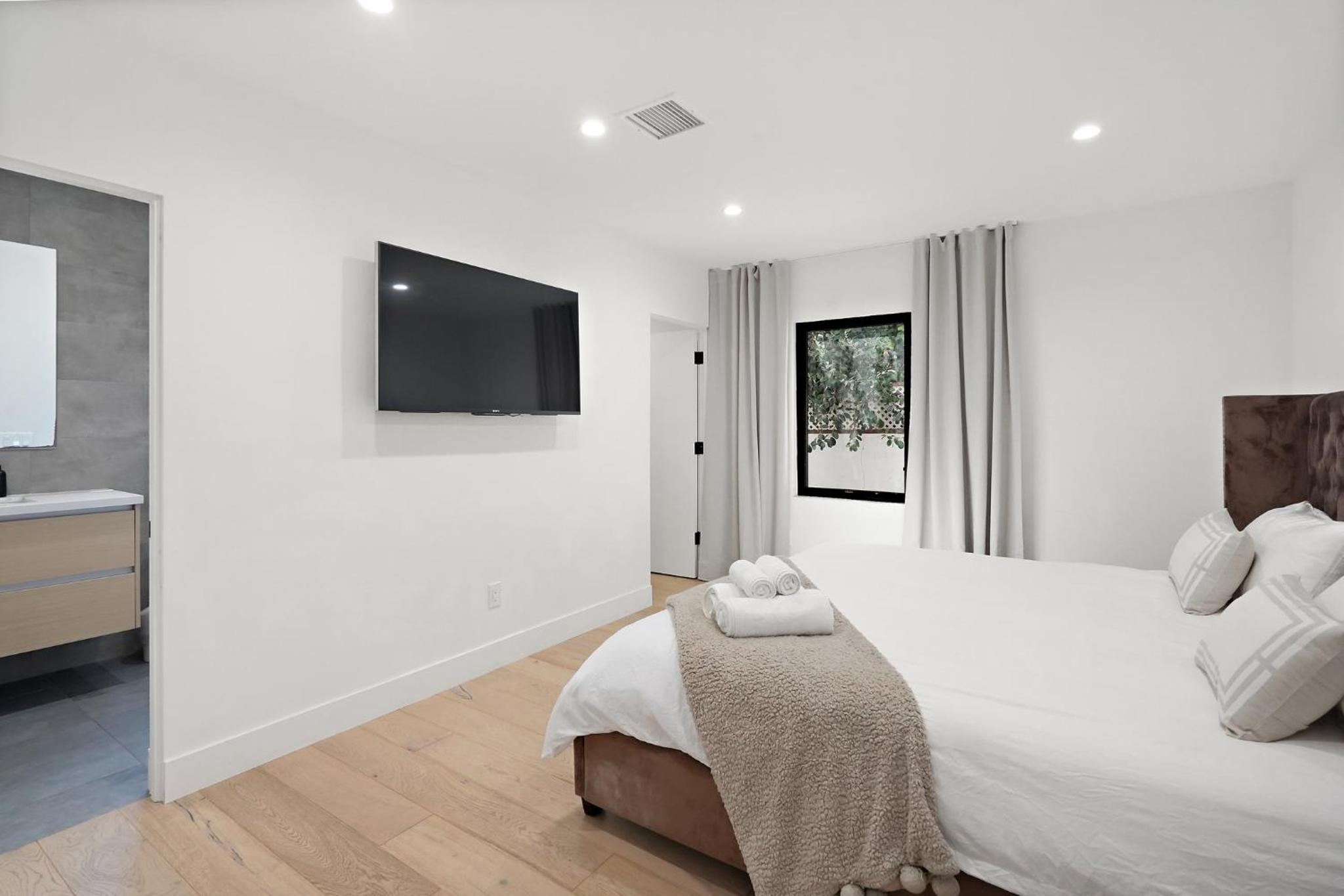 Modern Luxurious Dream Home Mar Vista, 4BDRMs, 4Baths, Kid & Pet Friendly, 10min to the beach!!