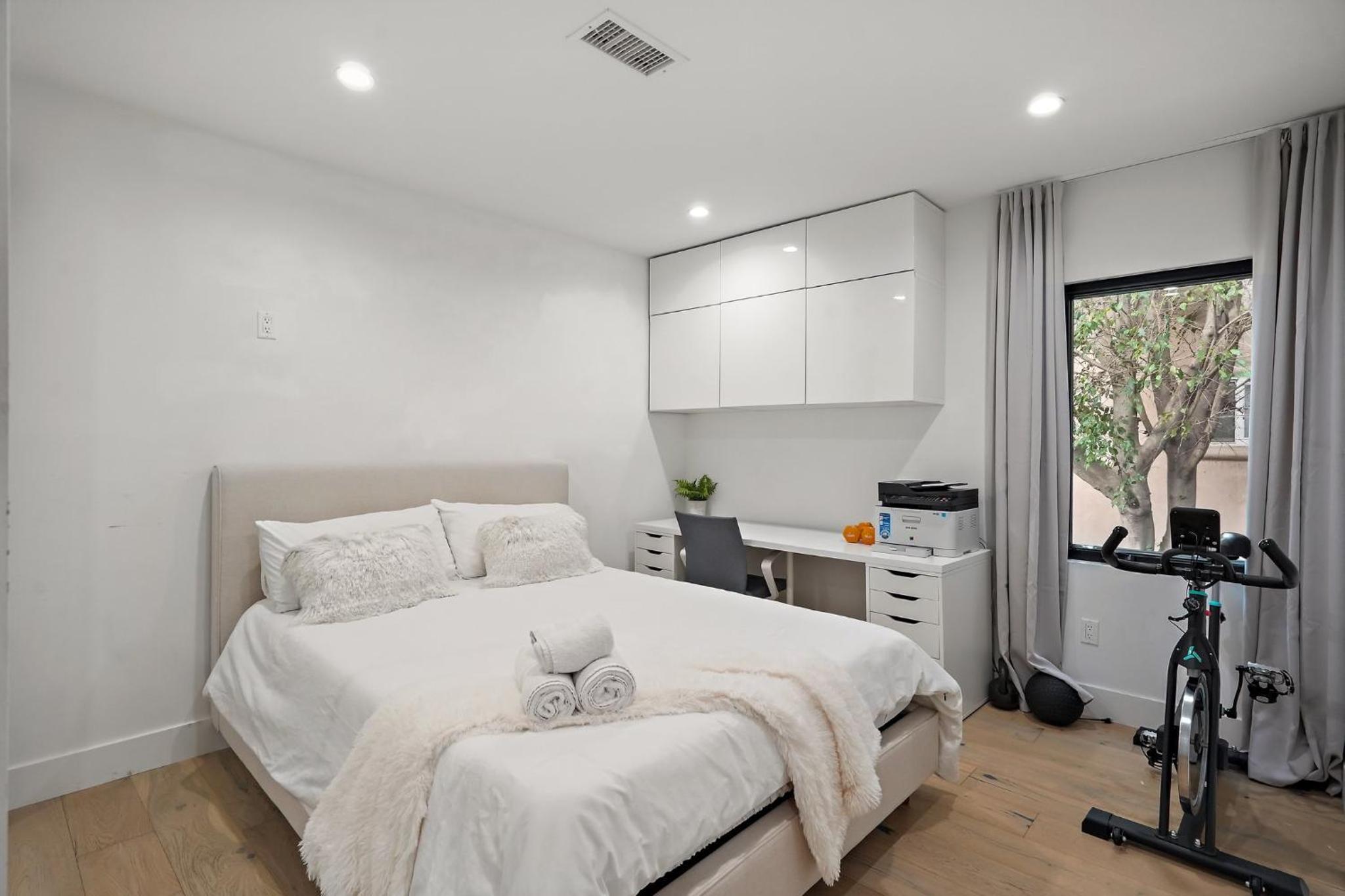 Modern Luxurious Dream Home Mar Vista, 4BDRMs, 4Baths, Kid & Pet Friendly, 10min to the beach!!