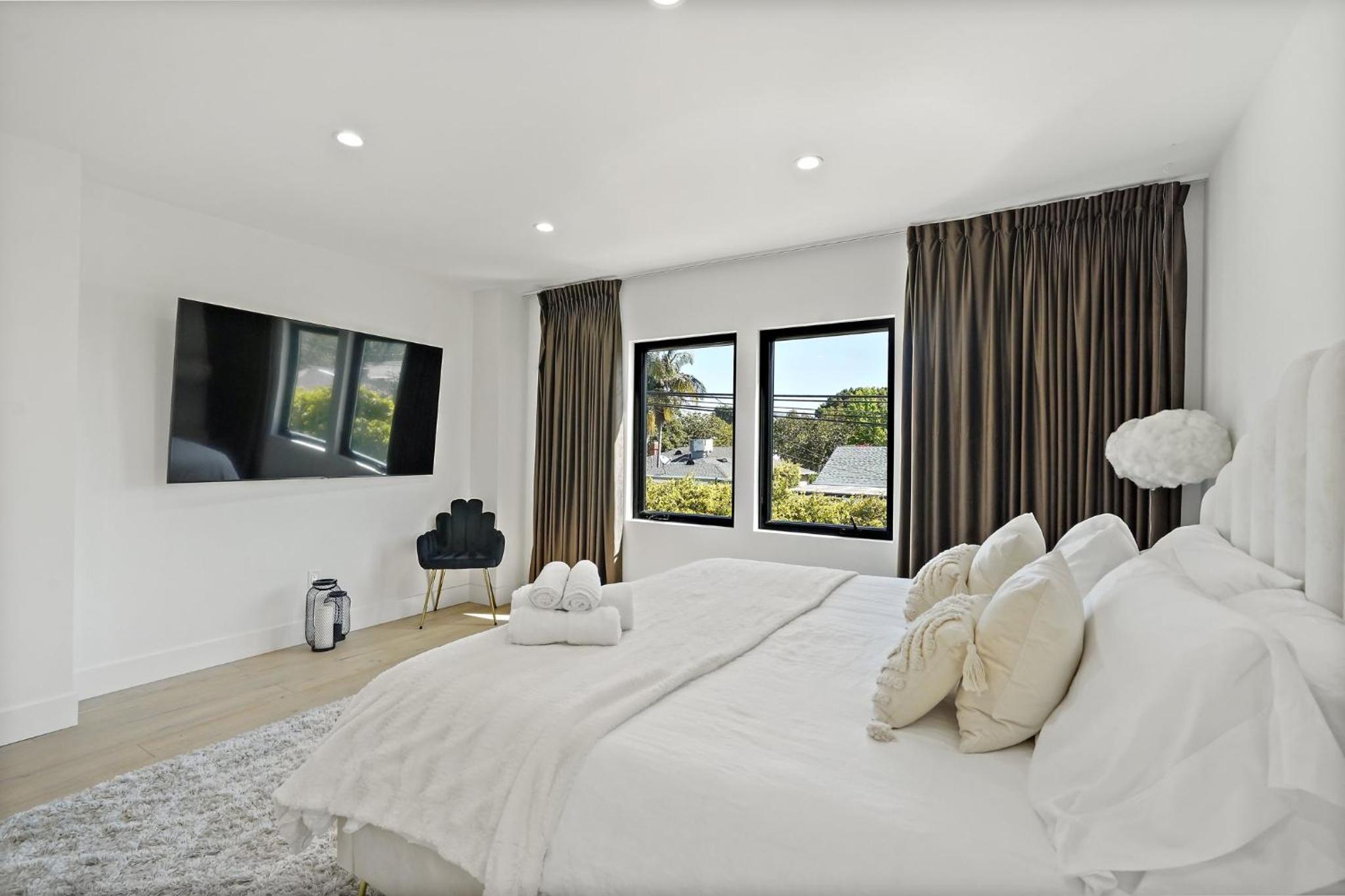 Modern Luxurious Dream Home Mar Vista, 4BDRMs, 4Baths, Kid & Pet Friendly, 10min to the beach!!