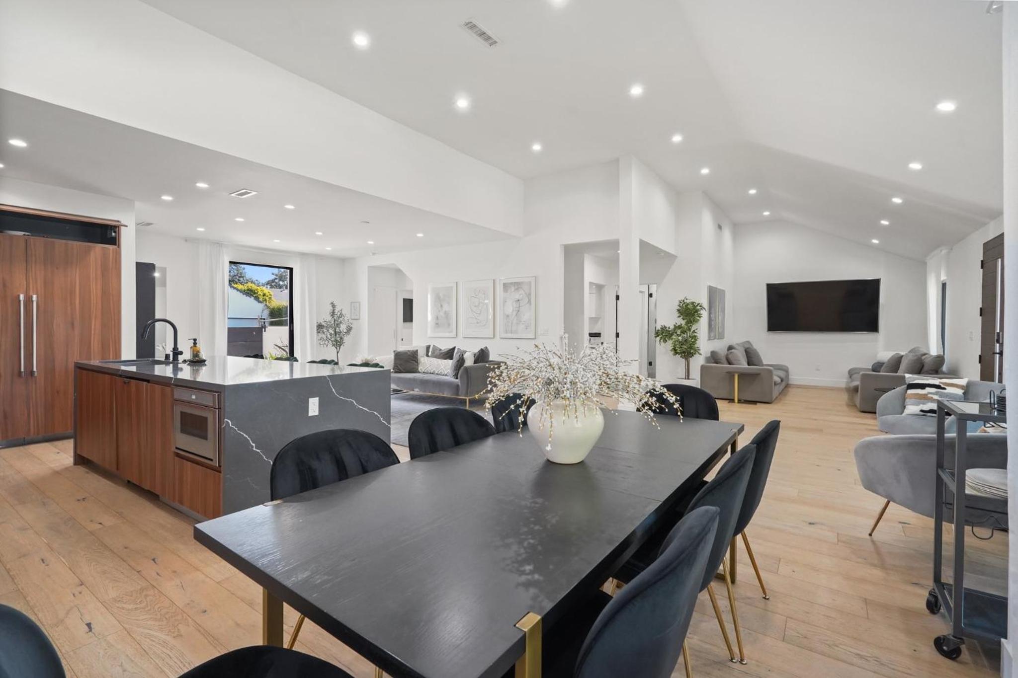 Modern Luxurious Dream Home Mar Vista, 4BDRMs, 4Baths, Kid & Pet Friendly, 10min to the beach!!