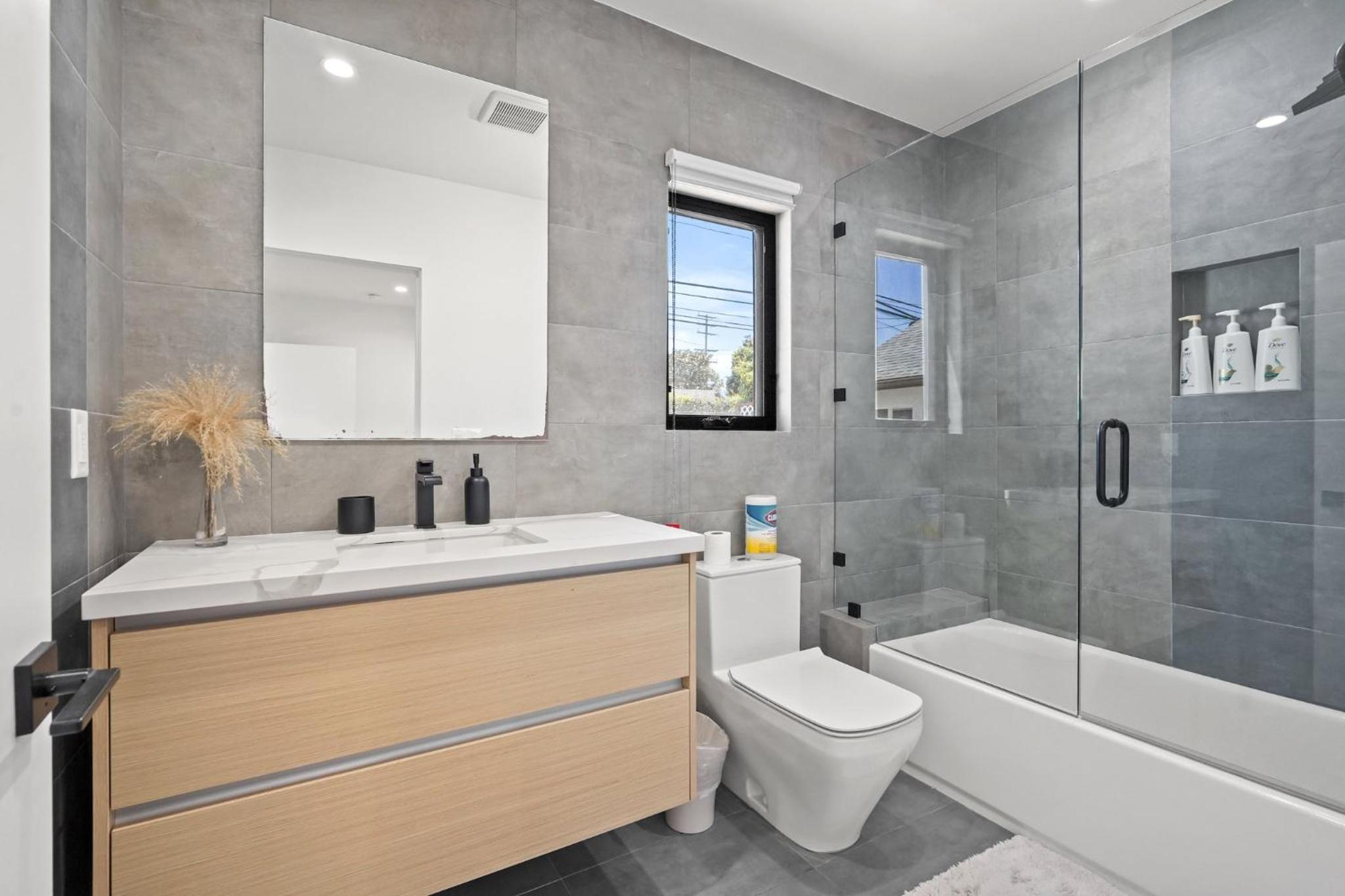 Modern Luxurious Dream Home Mar Vista, 4BDRMs, 4Baths, Kid & Pet Friendly, 10min to the beach!!