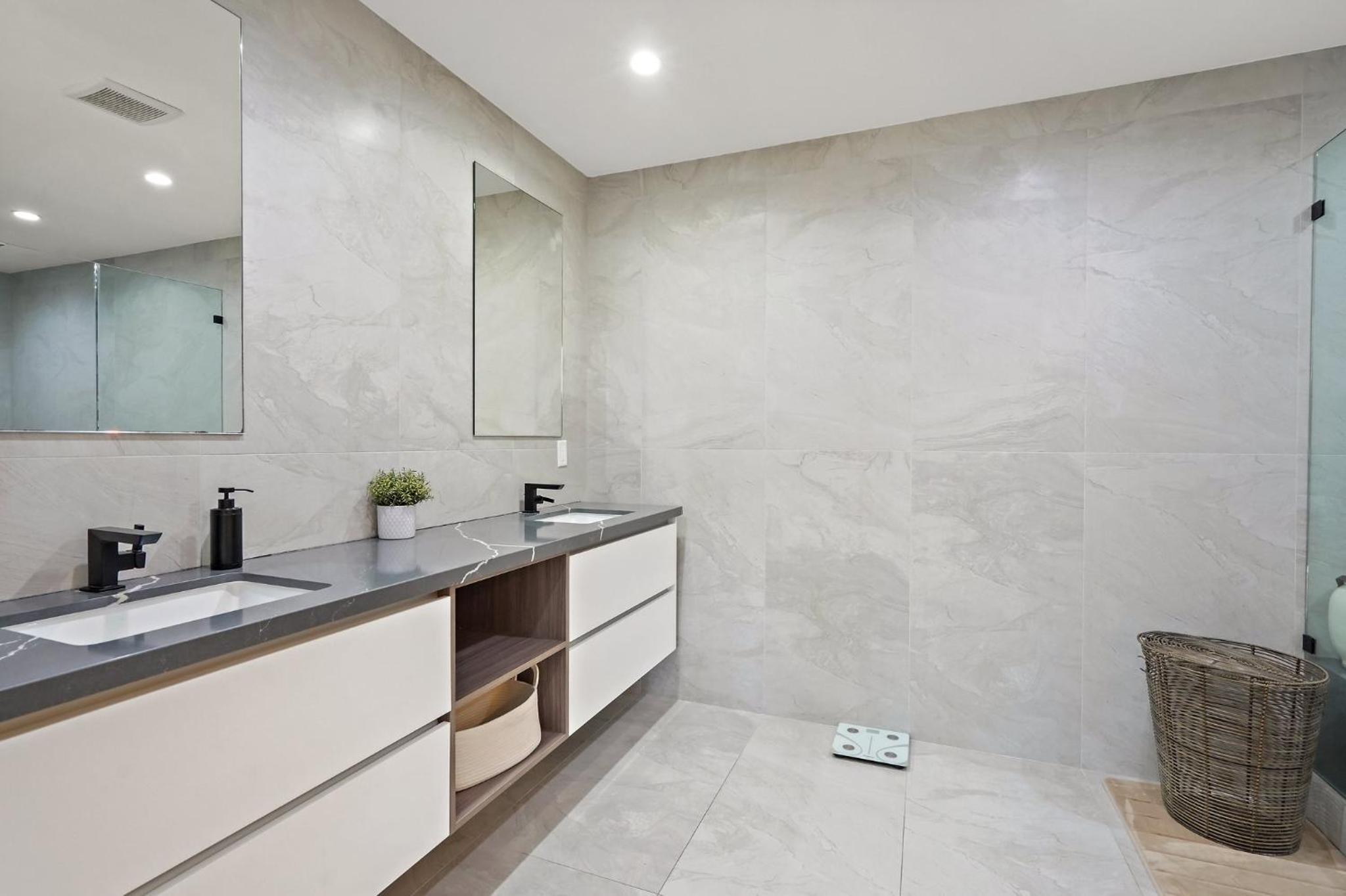 Modern Luxurious Dream Home Mar Vista, 4BDRMs, 4Baths, Kid & Pet Friendly, 10min to the beach!!