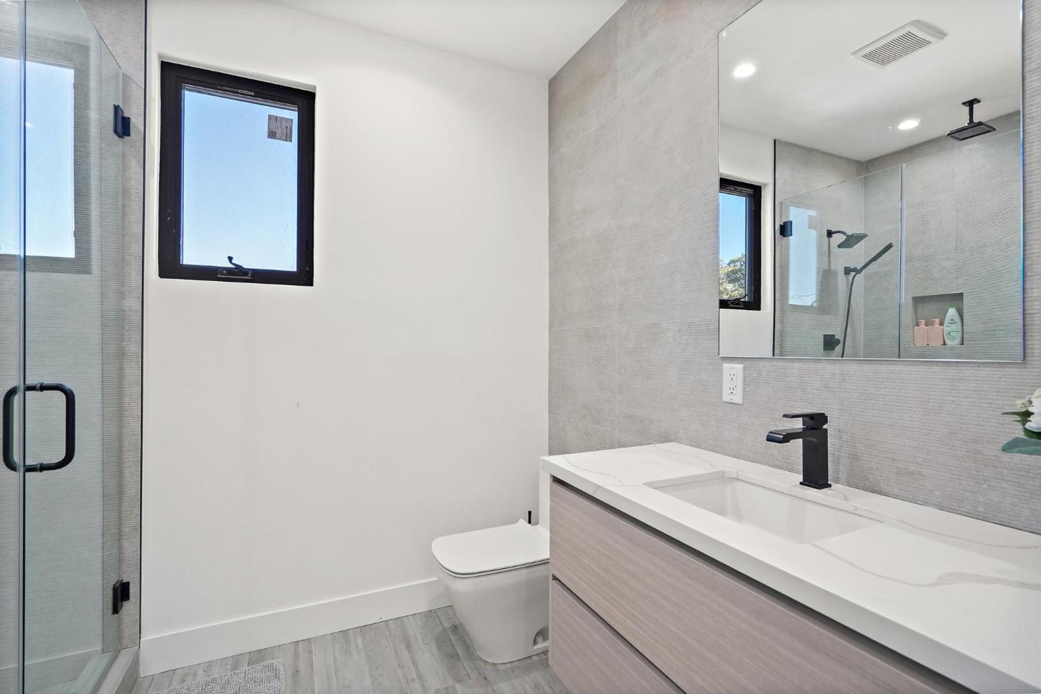 Modern Luxurious Dream Home Mar Vista, 4BDRMs, 4Baths, Kid & Pet Friendly, 10min to the beach!!
