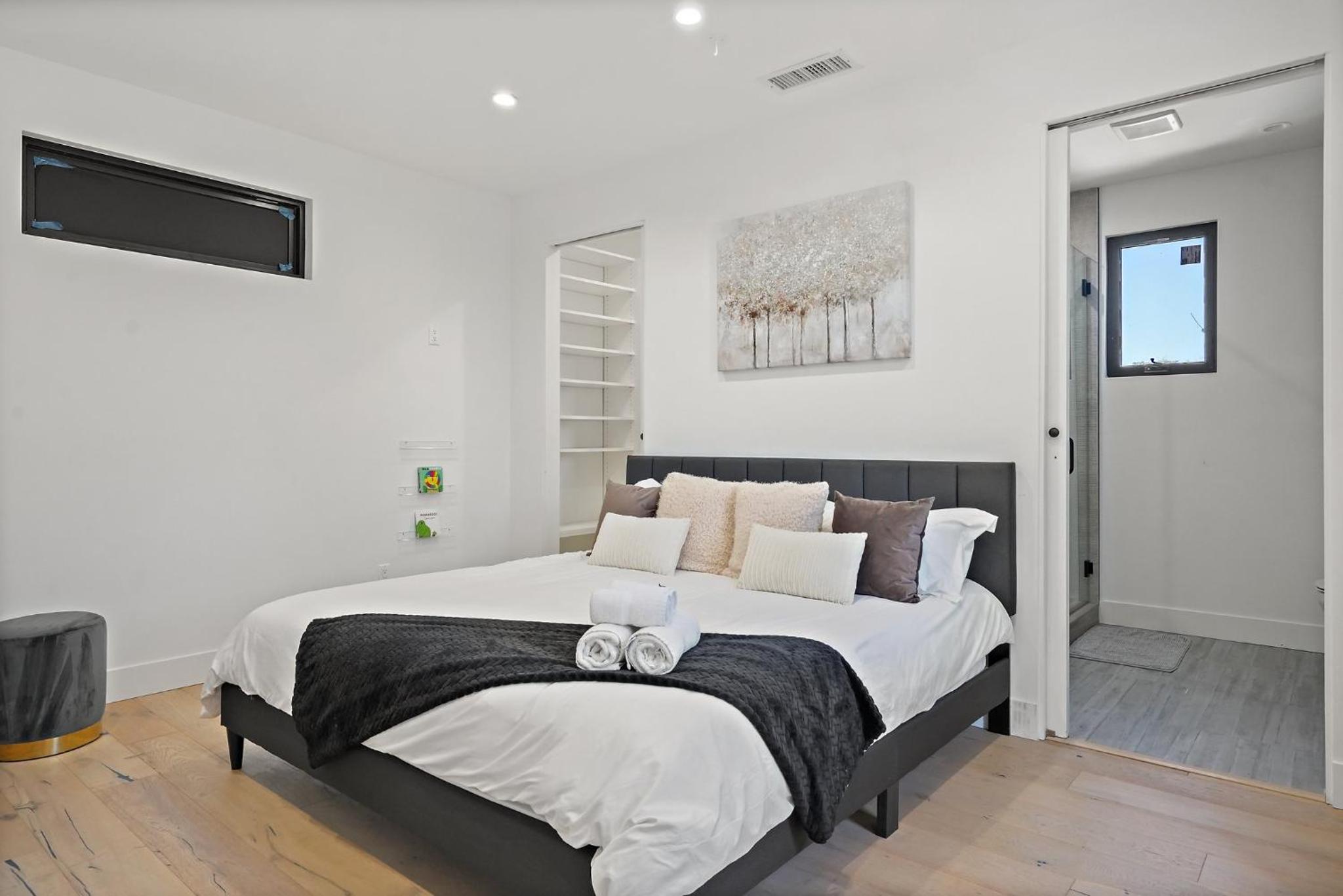 Modern Luxurious Dream Home Mar Vista, 4BDRMs, 4Baths, Kid & Pet Friendly, 10min to the beach!!