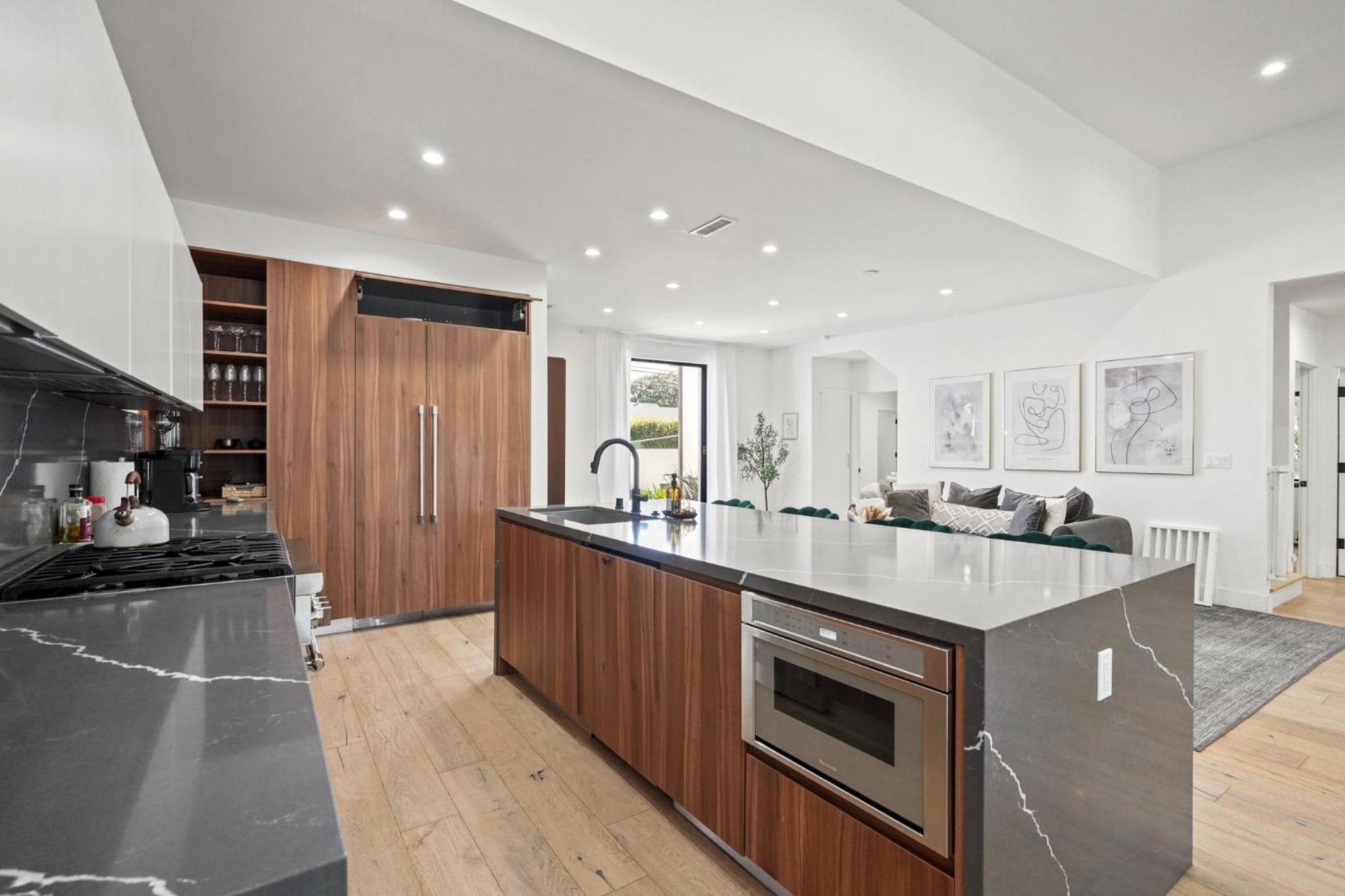 Modern Luxurious Dream Home Mar Vista, 4BDRMs, 4Baths, Kid & Pet Friendly, 10min to the beach!!