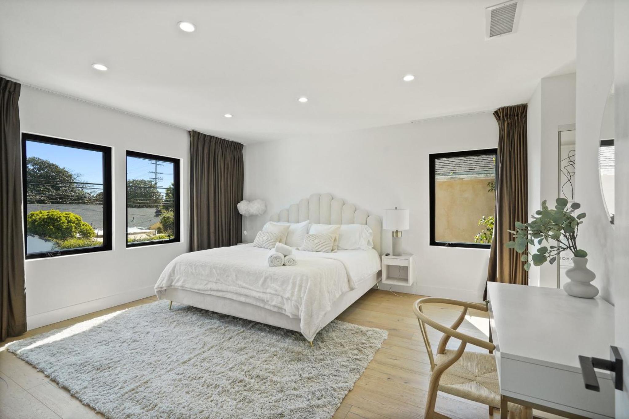 Modern Luxurious Dream Home Mar Vista, 4BDRMs, 4Baths, Kid & Pet Friendly, 10min to the beach!!