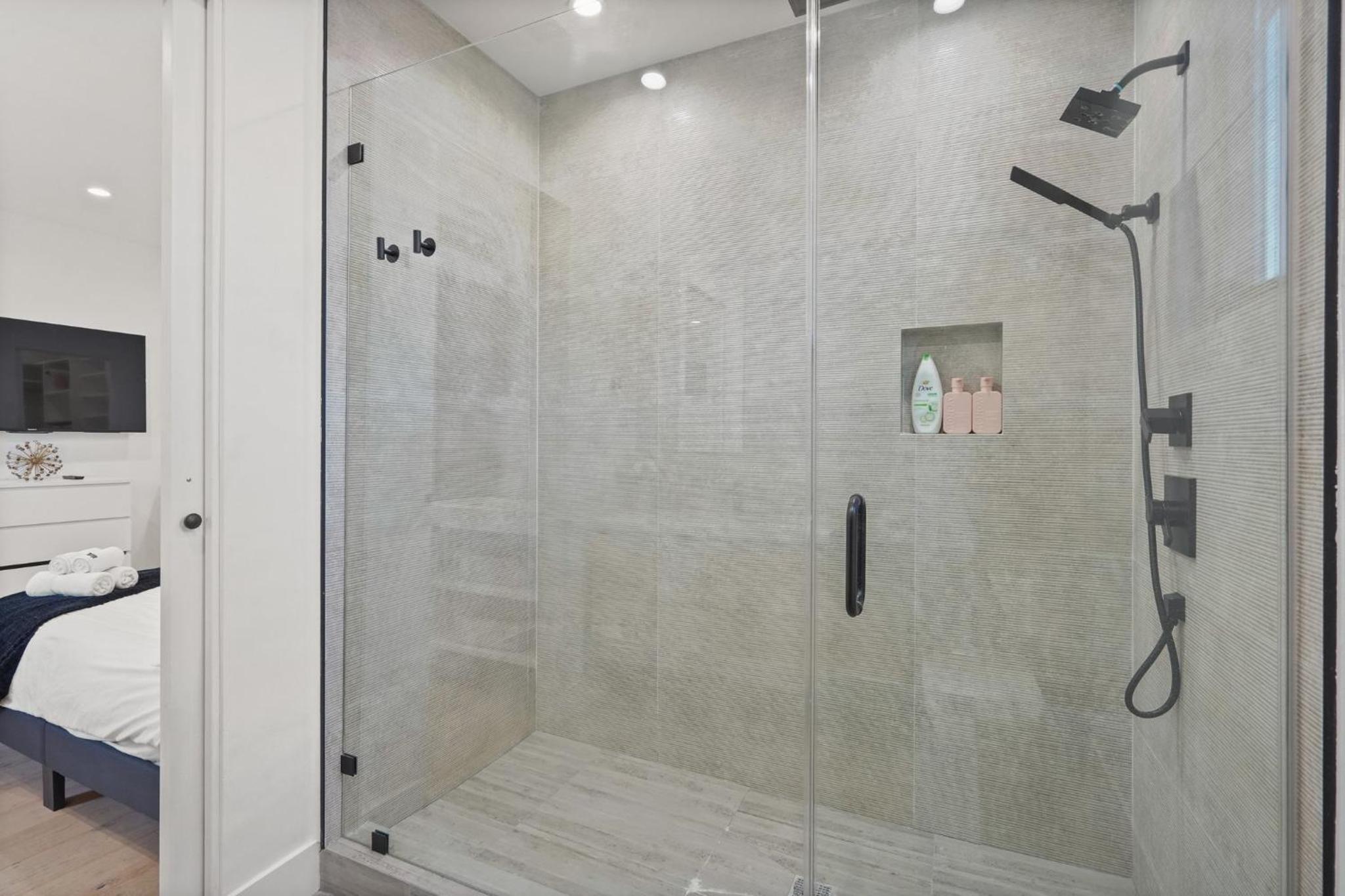 Modern Luxurious Dream Home Mar Vista, 4BDRMs, 4Baths, Kid & Pet Friendly, 10min to the beach!!