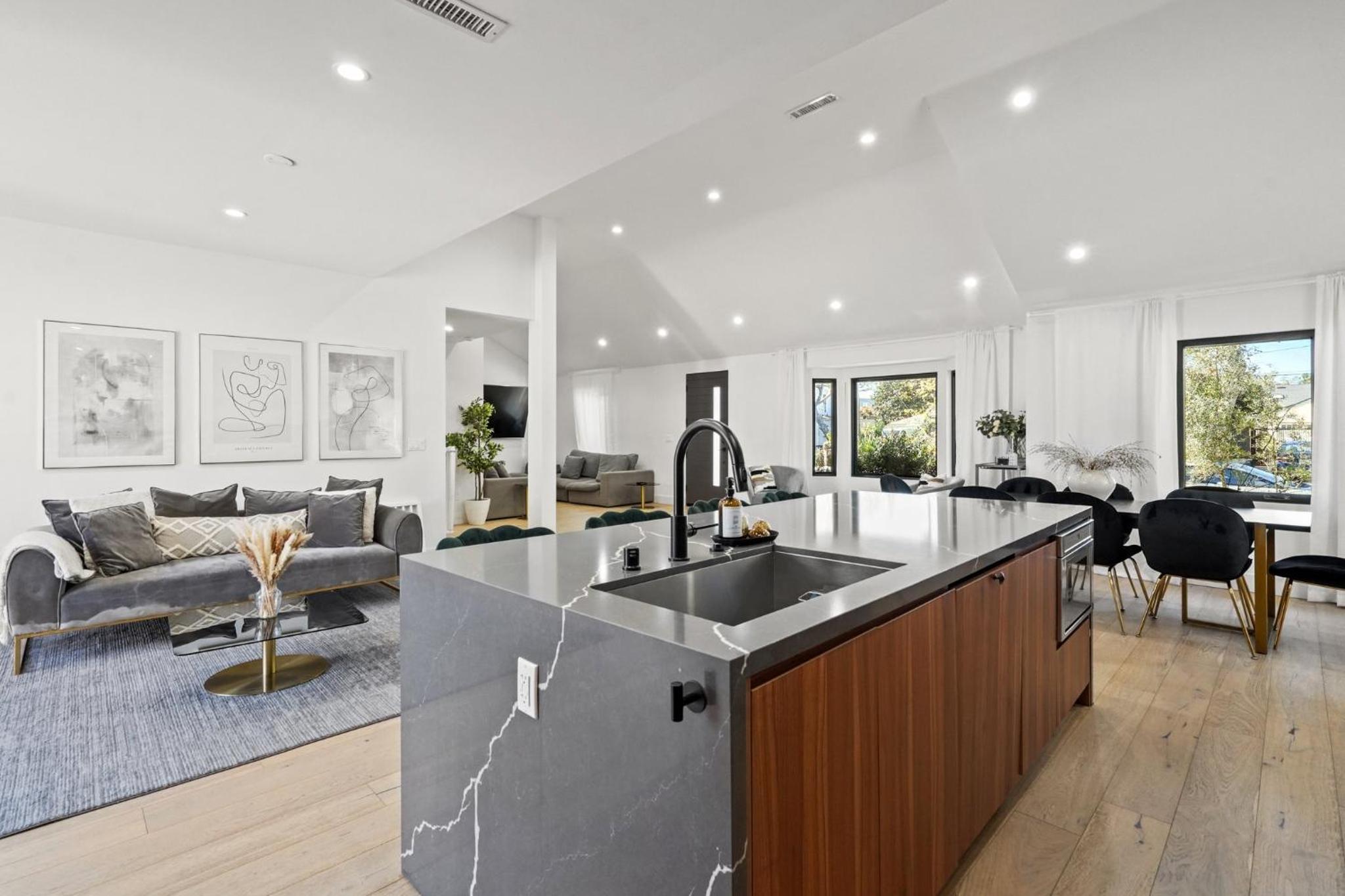 Modern Luxurious Dream Home Mar Vista, 4BDRMs, 4Baths, Kid & Pet Friendly, 10min to the beach!!
